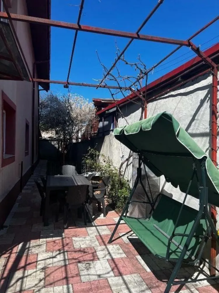 Casa de vanzare Andronache/Colentina/Pipera - 10 camere - Se vinde o casă spaţioasă şi bine compartimentată, cu regim de înălţime P+E+M (mansarda fiind complet utilată şi locuibilă), situată în zona Andronache/Colentina, în apropierea autostrăzii A3. Accesul este rapid către metrou Pipera, Otopeni, Băneasa şi zona Tei. Proprietatea beneficiază de conexiuni excelente la transportul public, având două linii de autobuz (343 şi 382) care asigură legătura cu zonele centrale.

Detalii Compartimentare:
- 10 camere
- 2 bucătării
- 3 băi

Dimensiuni:
- Suprafaţă utilă construcţie: 185 mp
- Amprentă la sol: 107 mp
- Suprafaţa curte: 330 mp

Caracteristici Suplimentare:
- Casa a fost construită în anul 2006
- Două intrări separate, fiecare cu curte privată
- În curte se găsesc două anexe utilizate ca debarale/magazii
- Două locuri de parcare neacoperite
- Pivniţă/beci

Direct proprietar.