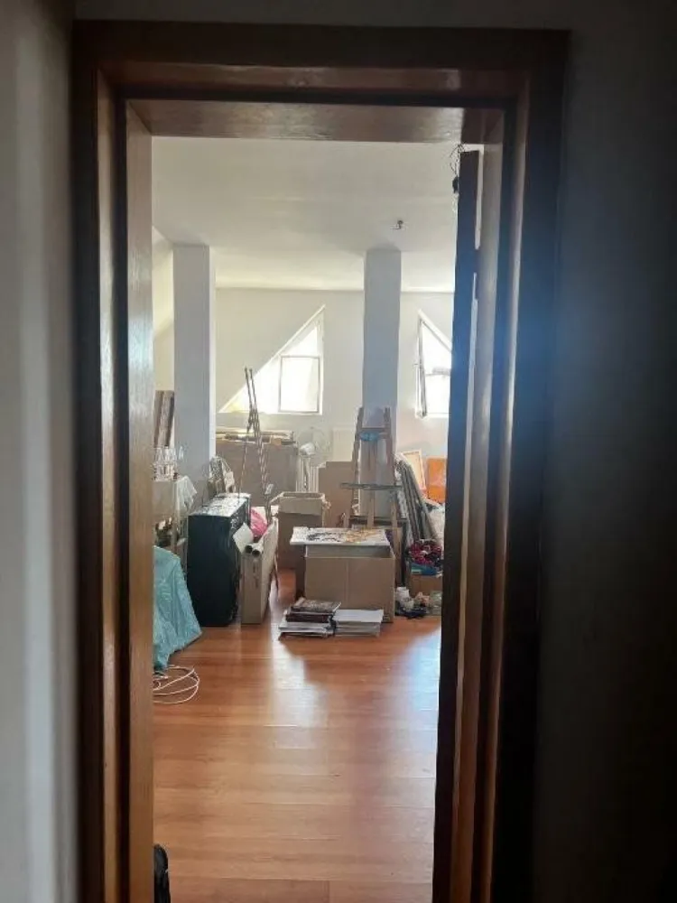 Casa de vanzare Andronache/Colentina/Pipera - 10 camere - Se vinde o casă spaţioasă şi bine compartimentată, cu regim de înălţime P+E+M (mansarda fiind complet utilată şi locuibilă), situată în zona Andronache/Colentina, în apropierea autostrăzii A3. Accesul este rapid către metrou Pipera, Otopeni, Băneasa şi zona Tei. Proprietatea beneficiază de conexiuni excelente la transportul public, având două linii de autobuz (343 şi 382) care asigură legătura cu zonele centrale.

Detalii Compartimentare:
- 10 camere
- 2 bucătării
- 3 băi

Dimensiuni:
- Suprafaţă utilă construcţie: 185 mp
- Amprentă la sol: 107 mp
- Suprafaţa curte: 330 mp

Caracteristici Suplimentare:
- Casa a fost construită în anul 2006
- Două intrări separate, fiecare cu curte privată
- În curte se găsesc două anexe utilizate ca debarale/magazii
- Două locuri de parcare neacoperite
- Pivniţă/beci

Direct proprietar.
