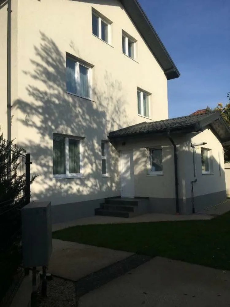 Vila individuală de vânzare strada Constelatiei Pipera - Vila individuală de vânzare strada Constelatiei Pipera toate utilităţile,încălzire in pardoseala,-.2024
P=buc.+living+ dormitor+baie
Et.=2 dormitoare,2 bai
M=dormitor+birou
Tere -330 mp
Direct proprietar,fără comision,negociabil
Toate actele la zi.
Tel