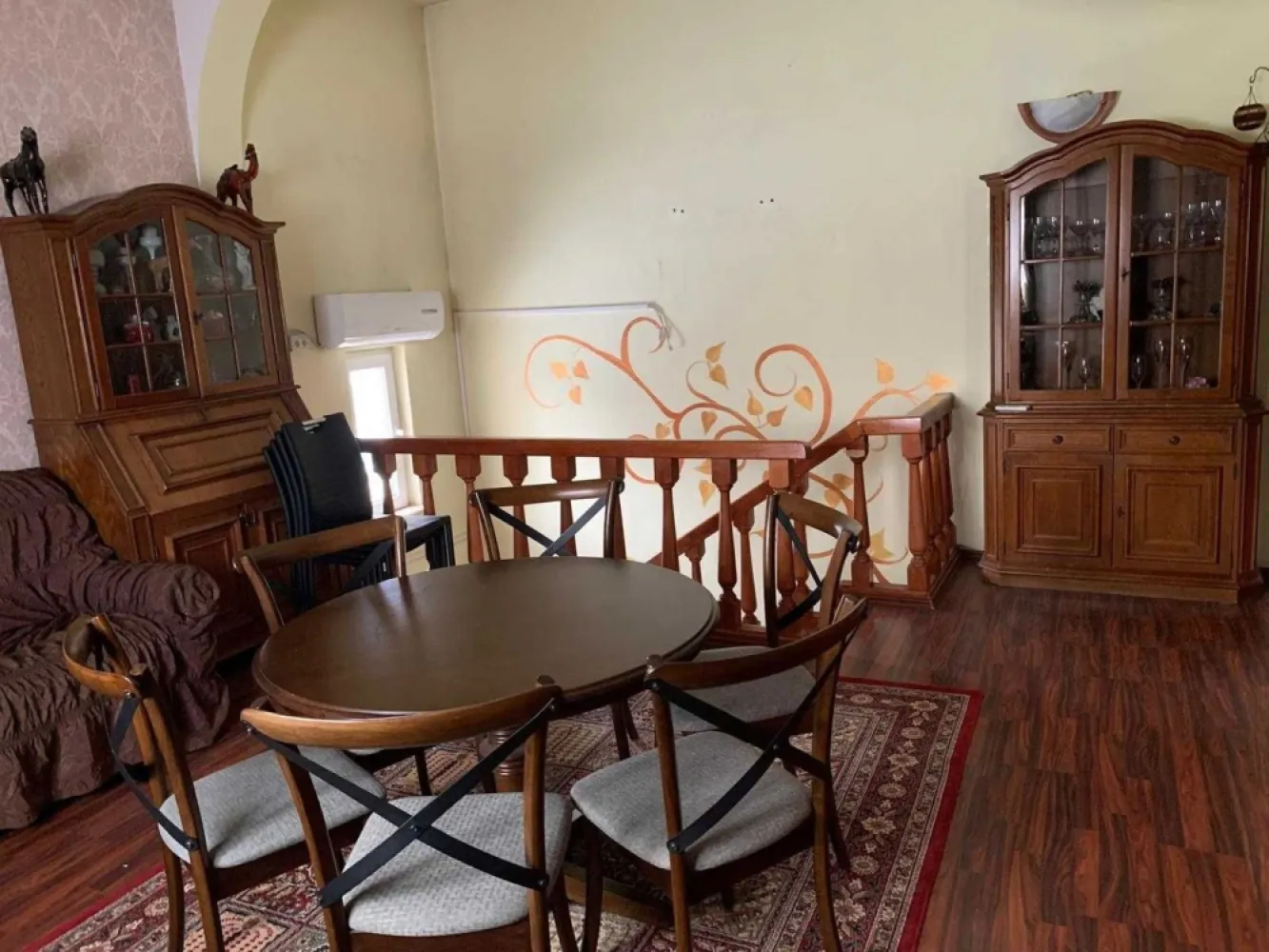 Vand casa curte + teren + SPATIU COMERCIAL - Direct proprietar, vând casa la curte + spațiu comercial, situate pe Șos Chitilei, front stradal spațiu 12.5 ml.
Spațiul comercial 73 m2, face parte din casa cu ieșire directa la strada, închiriat în prezent cu 700 euro/luna.
Casă S+P+M + curte 450.
S: 35m2
P+M: 180 mp
CURTE LIBERA : 248 mp
MAGAZIE INCHISA: 16 mp
Proprietatea dispune de toate utilitățile: canalizare,apa curenta, gaze,centrala termica,puț apa.
Se vinde complet mobilat și utilat, electrocasnice, mobila lemn masiv.
Renovata în anul 2021.