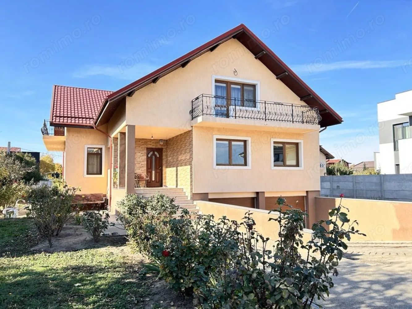 Casa D+P+M, 6 Camere, Lot 946MP Pantelimon - Pantelimon-Strada Fericirii! Casa superbă, zona liniștită, strada cu trafic redus, în apropiere de lacul Pantelimon, Lebădă, parcul Cernica, D+P+M, suprafață 428mp, lot 946mp, amprentă 193mp, front stradal 24mp. Casa luminoasă orientată spre sud, vest și est, frumos amenajată, bine compartimentată: parter și mansardă 6 camere, demisol 2 camere plus camera tehnica, 2 garaje închise, bucătăria generoasă, 4 băi,3 balcoane, 2 terase. Finalizată în 2008. Structură de rezistență pe cadre, diafragme, stâlpi, grinzi și planșee din beton armat, zidărie din caramida plină de 37,50cm la exterior și 25cm la zidurile interioare, . Centrala termica, boiler. Grădină cu pomi fructiferi, gazon, vegetație. Locuința ideală pentru o familie numeroasă, care doreste siguranta, comoditate, spatii de recreere pentru copii sau pentru cei care apreciază spațiul și confortul. Beneficiază de o compartimentare atent gândită, oferind un echilibru perfect între spațiile de zi și cele de noapte, precum și între zonele private și cele comune. Fiecare cameră este amplasată strategic pentru a maximiza confortul, intimitatea și funcționalitatea. 

Pentru mai multe detalii si poze va rog sa mă contactați!

Comision 0% Cumpărător!