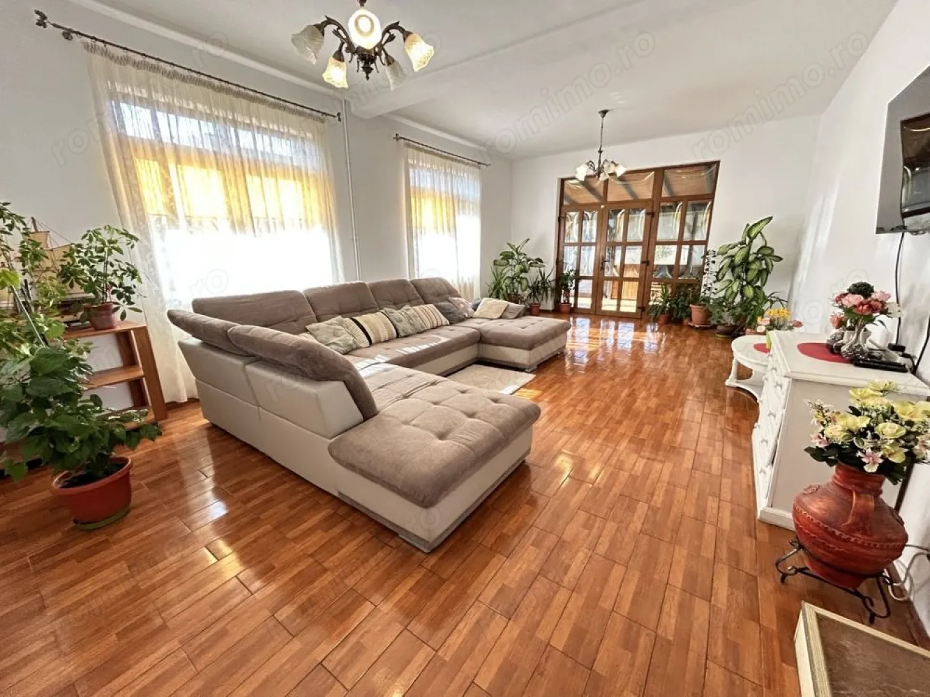 Casa D+P+M, 6 Camere, Lot 946MP Pantelimon - Pantelimon-Strada Fericirii! Casa superbă, zona liniștită, strada cu trafic redus, în apropiere de lacul Pantelimon, Lebădă, parcul Cernica, D+P+M, suprafață 428mp, lot 946mp, amprentă 193mp, front stradal 24mp. Casa luminoasă orientată spre sud, vest și est, frumos amenajată, bine compartimentată: parter și mansardă 6 camere, demisol 2 camere plus camera tehnica, 2 garaje închise, bucătăria generoasă, 4 băi,3 balcoane, 2 terase. Finalizată în 2008. Structură de rezistență pe cadre, diafragme, stâlpi, grinzi și planșee din beton armat, zidărie din caramida plină de 37,50cm la exterior și 25cm la zidurile interioare, . Centrala termica, boiler. Grădină cu pomi fructiferi, gazon, vegetație. Locuința ideală pentru o familie numeroasă, care doreste siguranta, comoditate, spatii de recreere pentru copii sau pentru cei care apreciază spațiul și confortul. Beneficiază de o compartimentare atent gândită, oferind un echilibru perfect între spațiile de zi și cele de noapte, precum și între zonele private și cele comune. Fiecare cameră este amplasată strategic pentru a maximiza confortul, intimitatea și funcționalitatea. 

Pentru mai multe detalii si poze va rog sa mă contactați!

Comision 0% Cumpărător!