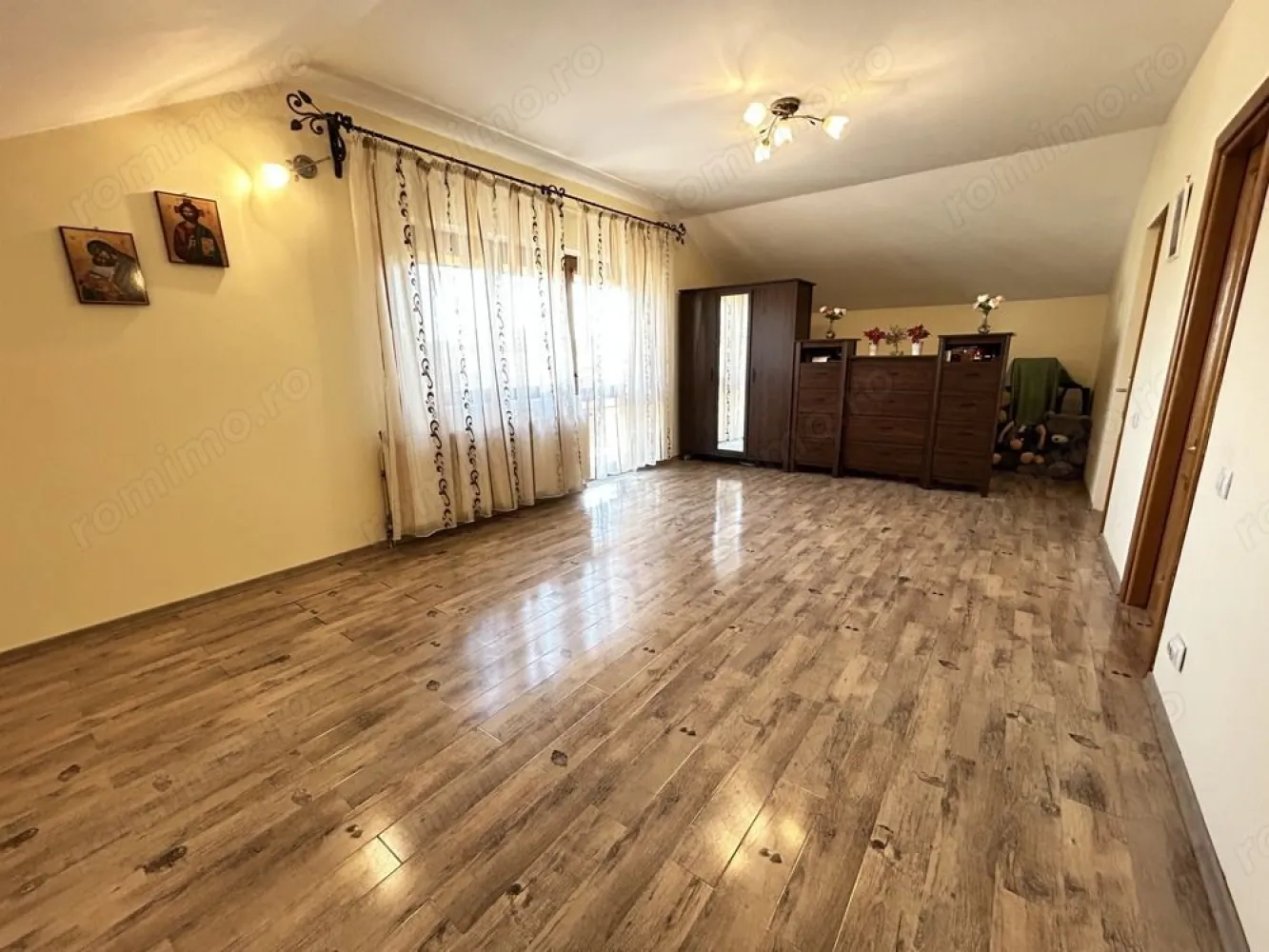 Casa D+P+M, 6 Camere, Lot 946MP Pantelimon - Pantelimon-Strada Fericirii! Casa superbă, zona liniștită, strada cu trafic redus, în apropiere de lacul Pantelimon, Lebădă, parcul Cernica, D+P+M, suprafață 428mp, lot 946mp, amprentă 193mp, front stradal 24mp. Casa luminoasă orientată spre sud, vest și est, frumos amenajată, bine compartimentată: parter și mansardă 6 camere, demisol 2 camere plus camera tehnica, 2 garaje închise, bucătăria generoasă, 4 băi,3 balcoane, 2 terase. Finalizată în 2008. Structură de rezistență pe cadre, diafragme, stâlpi, grinzi și planșee din beton armat, zidărie din caramida plină de 37,50cm la exterior și 25cm la zidurile interioare, . Centrala termica, boiler. Grădină cu pomi fructiferi, gazon, vegetație. Locuința ideală pentru o familie numeroasă, care doreste siguranta, comoditate, spatii de recreere pentru copii sau pentru cei care apreciază spațiul și confortul. Beneficiază de o compartimentare atent gândită, oferind un echilibru perfect între spațiile de zi și cele de noapte, precum și între zonele private și cele comune. Fiecare cameră este amplasată strategic pentru a maximiza confortul, intimitatea și funcționalitatea. 

Pentru mai multe detalii si poze va rog sa mă contactați!

Comision 0% Cumpărător!