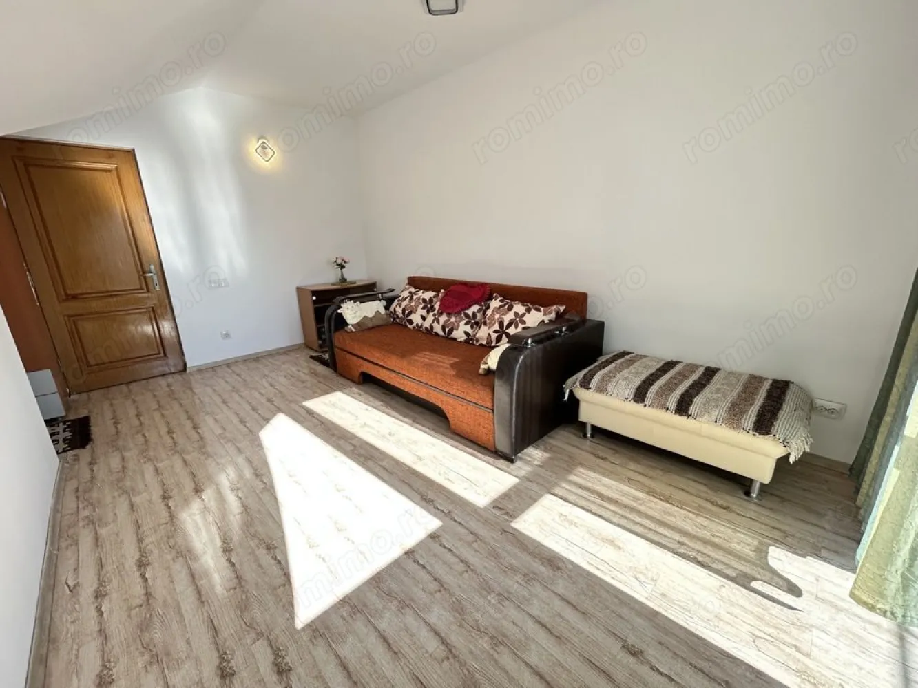 Casa D+P+M, 6 Camere, Lot 946MP Pantelimon - Pantelimon-Strada Fericirii! Casa superbă, zona liniștită, strada cu trafic redus, în apropiere de lacul Pantelimon, Lebădă, parcul Cernica, D+P+M, suprafață 428mp, lot 946mp, amprentă 193mp, front stradal 24mp. Casa luminoasă orientată spre sud, vest și est, frumos amenajată, bine compartimentată: parter și mansardă 6 camere, demisol 2 camere plus camera tehnica, 2 garaje închise, bucătăria generoasă, 4 băi,3 balcoane, 2 terase. Finalizată în 2008. Structură de rezistență pe cadre, diafragme, stâlpi, grinzi și planșee din beton armat, zidărie din caramida plină de 37,50cm la exterior și 25cm la zidurile interioare, . Centrala termica, boiler. Grădină cu pomi fructiferi, gazon, vegetație. Locuința ideală pentru o familie numeroasă, care doreste siguranta, comoditate, spatii de recreere pentru copii sau pentru cei care apreciază spațiul și confortul. Beneficiază de o compartimentare atent gândită, oferind un echilibru perfect între spațiile de zi și cele de noapte, precum și între zonele private și cele comune. Fiecare cameră este amplasată strategic pentru a maximiza confortul, intimitatea și funcționalitatea. 

Pentru mai multe detalii si poze va rog sa mă contactați!

Comision 0% Cumpărător!