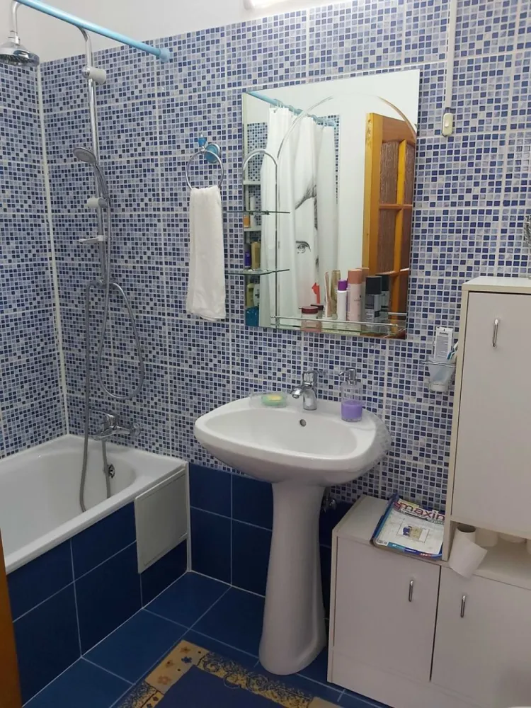 Casă de vanzare București - Proprietar, vând casă la curte cu toate utilitățile, locuibila, mobilata și utilată în zona Stadion Rapid, Mega Image-Prunaru pe str.Varnita. Detalii la tel. 07******05. Exclus agenții imobiliare. Preț 165.000 E. Negociabil.