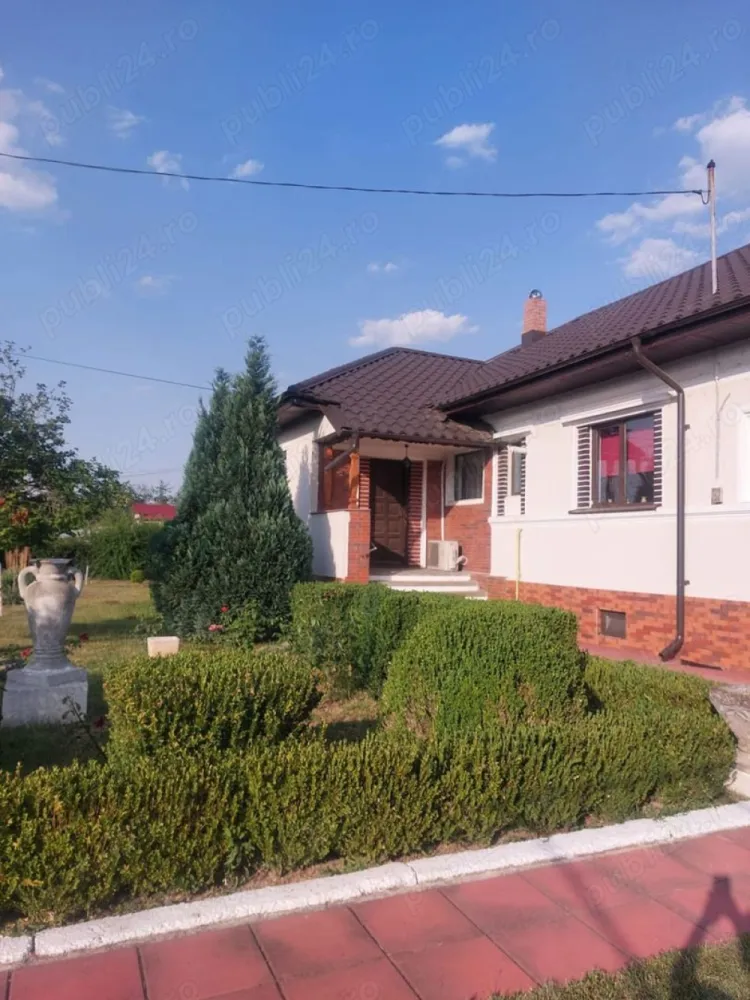 Casa la 40 km de București și la 15km de Ploiesti - Casa de 160 mp în Puchenii Mari la 300 de metrii de pădure cu o curte generoasa de 7050 mp intravila
Deschidere la strada de 50 metrii ce oferă posibilitatea unui drum de servitute la terenul din spate
Este izolata la exterior cu vata bazaltica de 10 cm
Toate utilitățile, încălzire cu centrala pe gaz