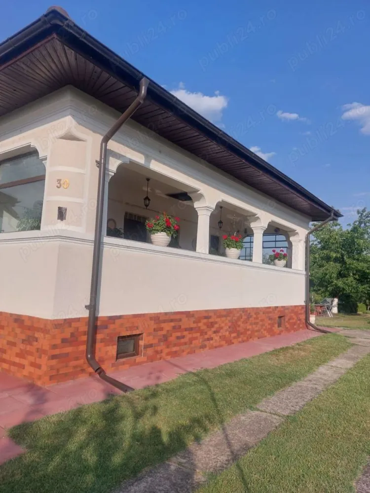 Casa la 40 km de București și la 15km de Ploiesti - Casa de 160 mp în Puchenii Mari la 300 de metrii de pădure cu o curte generoasa de 7050 mp intravila
Deschidere la strada de 50 metrii ce oferă posibilitatea unui drum de servitute la terenul din spate
Este izolata la exterior cu vata bazaltica de 10 cm
Toate utilitățile, încălzire cu centrala pe gaz