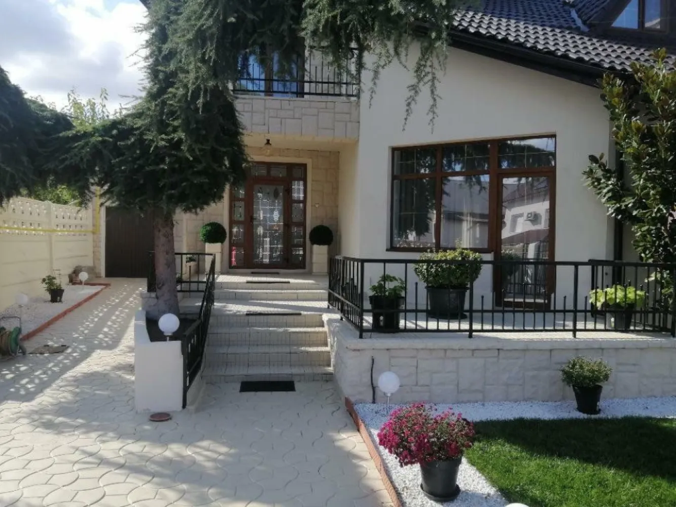 Vila unicat aproape de lac - Localizată în cea mai atractiva zonă rezidenţială din împrejurimile Constanţei, cartierul Ovidiu sud, vila S+P+1+M se remarcă prin designul unic(nu mai există alta la fel în cartier), spatiile generoase, compartimentare de excepţie, luminozitate deosebită, structura de rezistenţă solidă, superioară normativelor în vigoare(este construită din cadre de beton de 40 cm, şi BCA de 38 cm), foarte bine izolată termic oferind un grad de confort ridicat atât vara cât şi iarna (izolată la exterior cu polistiren de 10 cm iar la interior cu vată minerală) cu costuri reduse la gaze şi energie.(punem la dispoziţie facturile la utilităţi pentru confirmare). Vila a fost construită în 2004, renovată 2016(schimbat instalaţii electrice, sanitare) şi 2024. Situată pe un teren de 473 m2 (front stradal 14 ml) cu o arie construită de 144 m2, suprafaţă construită 407 m2, suprafaţă utilă 306 m2 la care se adaugă un garaj de 16 m2 şi o bucătărie de vara de 10 m2, are o curte liberă generoasă de 329 m2, din care 160 m2 în faţa vilei şi 169 m2 în spate, zona de intimitate, ambele spaţii cu grădină amenajată cu mult bun gust. Poziţionată la 150 de metri de lacul Siutghiol nu prezintă riscul infiltrarii apei datorat panzei freatice ridicate. La 5 minute de mers pe jos vă puteţi delecta cu o plimbare pe faleza amenajată şi zona de interes Castrul Roman. Până la întrarea în Constanţa sunt 6 km. Magazinele Kaufland 2.4 km şi Profi, Penny la 2.2 km. Centrul comercial TOM la 4 km. În apropiere sunt scoli, grădiniţe, spital. Universitatea Ovidiu la 6.5 km.
Vila este compusa din:
Subsol : beci de 12 m2
Parter : Living 32m2 cu ieşire pe terasă de 12m2, holuri 22m2, bucătărie open space cu sală servit masa 21m2 cu ieşire pe terasă acoperita de 18 m2, baie cu duş 4.5 m2, dressing pantofi 3 m2, spaţiu tehnic(centrală) 1.5 m2, dormitor (birou) 11m2
Etaj : Hol 21 m2, dormitor matrimonial 21 m2 cu ieşire pe terasă acoperită de 16 m2, dormitor 16 m2 cu ieşire pe terasă de 9 m2, dormitor(în prezent utilizat camera hobby, home cinema) 16m2, baie cu jacuzzi 8 m2, dressing 11 m2 cu ieşire pe terasă de 12 m2. 
Mansardă : Dormitor 21m2, dormitor 12 m2, hol 24 m2 cu vedere superba la lacul Siutghiol, Staţiunea Mamaia, baie cu cabina duş 5.5 m2, birou 6 m2.
Garajul de 16 m2 şi bucătăria de vara de 10m2 se adaugă celor 306 m2 utili.
Vila este versatila permiţând amenajarea, mobilarea atât clasic cât şi modern sau minimalist după gustul proprietarului. În prezent este amenajată clasic lux cu mobilier şi electrocasnice de mare calitate.
Vila se vinde mobilată la preţul de şase sute de mii de euro, nenegociabil.
Colaboram cu agenţii, comision maxim 2%.
Pentru cei interesaţi tel/whatsapp .