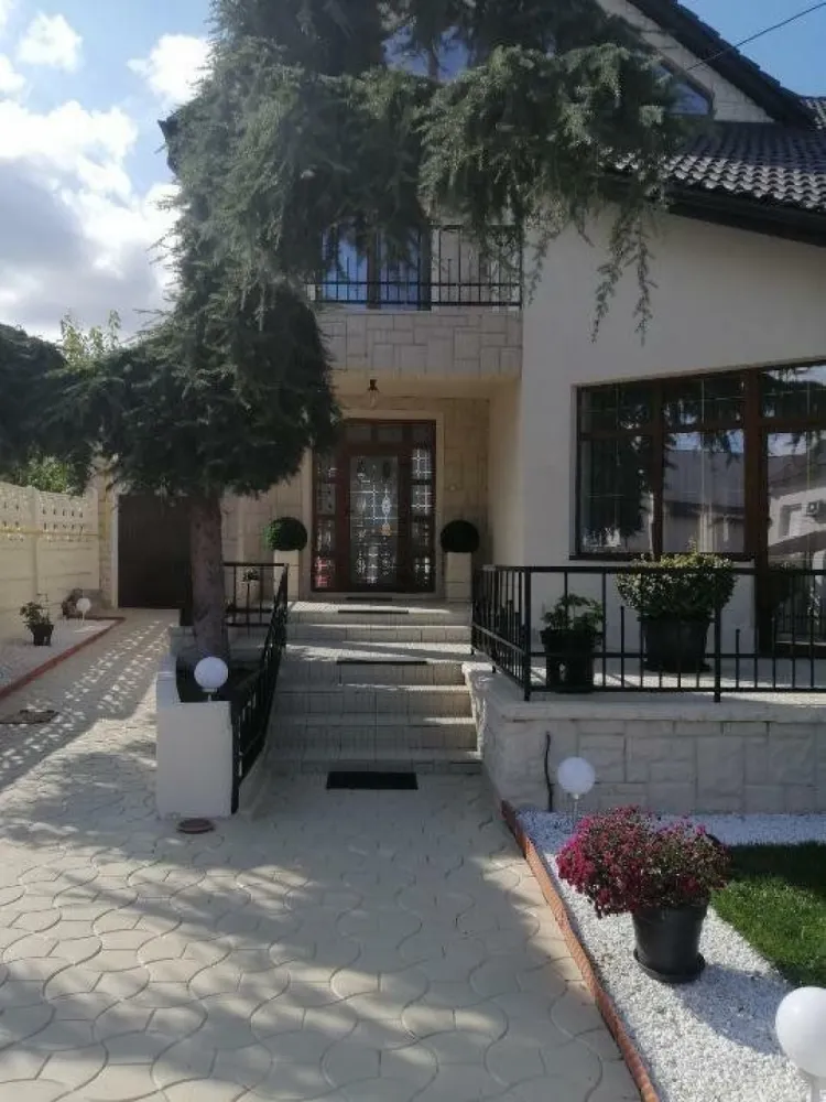Vila unicat aproape de lac - Localizată în cea mai atractiva zonă rezidenţială din împrejurimile Constanţei, cartierul Ovidiu sud, vila S+P+1+M se remarcă prin designul unic(nu mai există alta la fel în cartier), spatiile generoase, compartimentare de excepţie, luminozitate deosebită, structura de rezistenţă solidă, superioară normativelor în vigoare(este construită din cadre de beton de 40 cm, şi BCA de 38 cm), foarte bine izolată termic oferind un grad de confort ridicat atât vara cât şi iarna (izolată la exterior cu polistiren de 10 cm iar la interior cu vată minerală) cu costuri reduse la gaze şi energie.(punem la dispoziţie facturile la utilităţi pentru confirmare). Vila a fost construită în 2004, renovată 2016(schimbat instalaţii electrice, sanitare) şi 2024. Situată pe un teren de 473 m2 (front stradal 14 ml) cu o arie construită de 144 m2, suprafaţă construită 407 m2, suprafaţă utilă 306 m2 la care se adaugă un garaj de 16 m2 şi o bucătărie de vara de 10 m2, are o curte liberă generoasă de 329 m2, din care 160 m2 în faţa vilei şi 169 m2 în spate, zona de intimitate, ambele spaţii cu grădină amenajată cu mult bun gust. Poziţionată la 150 de metri de lacul Siutghiol nu prezintă riscul infiltrarii apei datorat panzei freatice ridicate. La 5 minute de mers pe jos vă puteţi delecta cu o plimbare pe faleza amenajată şi zona de interes Castrul Roman. Până la întrarea în Constanţa sunt 6 km. Magazinele Kaufland 2.4 km şi Profi, Penny la 2.2 km. Centrul comercial TOM la 4 km. În apropiere sunt scoli, grădiniţe, spital. Universitatea Ovidiu la 6.5 km.
Vila este compusa din:
Subsol : beci de 12 m2
Parter : Living 32m2 cu ieşire pe terasă de 12m2, holuri 22m2, bucătărie open space cu sală servit masa 21m2 cu ieşire pe terasă acoperita de 18 m2, baie cu duş 4.5 m2, dressing pantofi 3 m2, spaţiu tehnic(centrală) 1.5 m2, dormitor (birou) 11m2
Etaj : Hol 21 m2, dormitor matrimonial 21 m2 cu ieşire pe terasă acoperită de 16 m2, dormitor 16 m2 cu ieşire pe terasă de 9 m2, dormitor(în prezent utilizat camera hobby, home cinema) 16m2, baie cu jacuzzi 8 m2, dressing 11 m2 cu ieşire pe terasă de 12 m2. 
Mansardă : Dormitor 21m2, dormitor 12 m2, hol 24 m2 cu vedere superba la lacul Siutghiol, Staţiunea Mamaia, baie cu cabina duş 5.5 m2, birou 6 m2.
Garajul de 16 m2 şi bucătăria de vara de 10m2 se adaugă celor 306 m2 utili.
Vila este versatila permiţând amenajarea, mobilarea atât clasic cât şi modern sau minimalist după gustul proprietarului. În prezent este amenajată clasic lux cu mobilier şi electrocasnice de mare calitate.
Vila se vinde mobilată la preţul de şase sute de mii de euro, nenegociabil.
Colaboram cu agenţii, comision maxim 2%.
Pentru cei interesaţi tel/whatsapp .