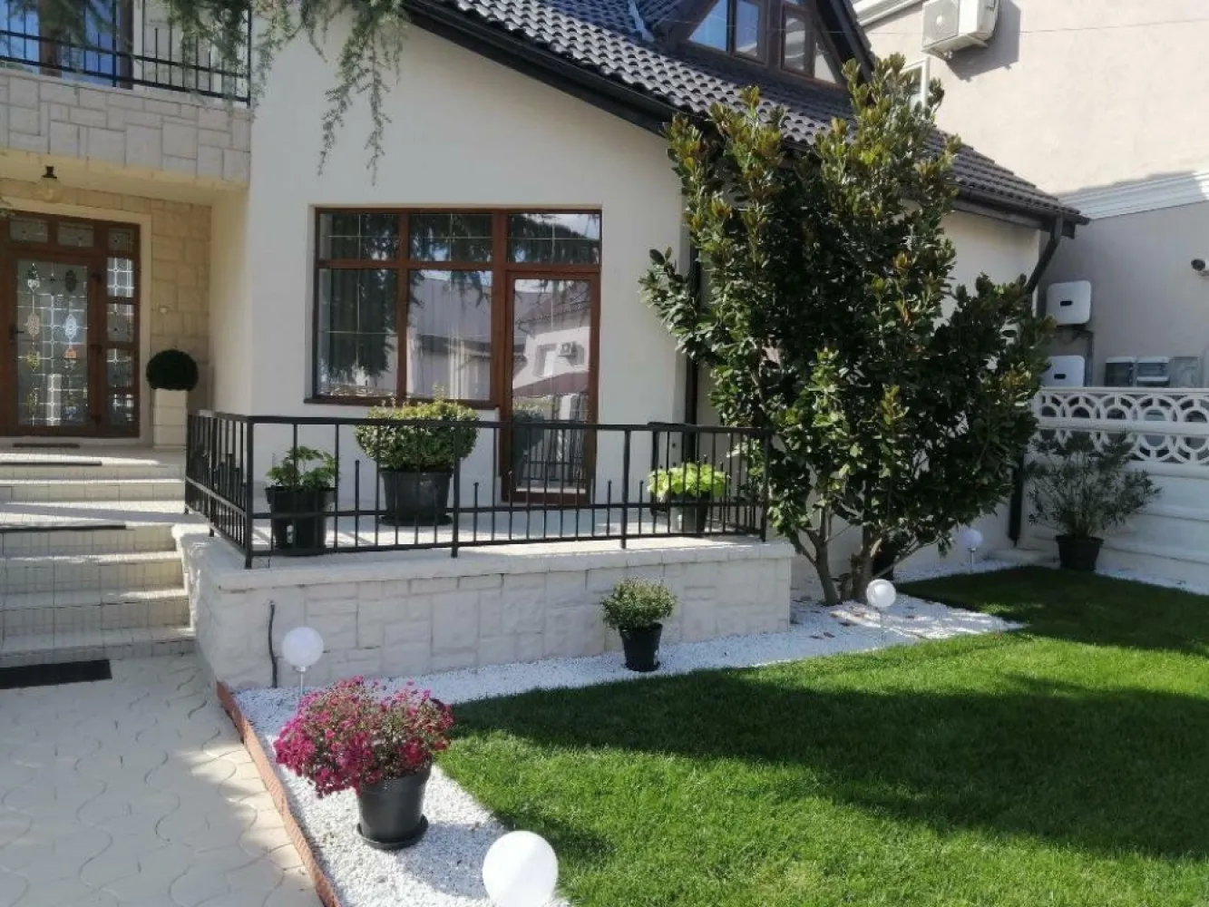 Vila unicat aproape de lac - Localizată în cea mai atractiva zonă rezidenţială din împrejurimile Constanţei, cartierul Ovidiu sud, vila S+P+1+M se remarcă prin designul unic(nu mai există alta la fel în cartier), spatiile generoase, compartimentare de excepţie, luminozitate deosebită, structura de rezistenţă solidă, superioară normativelor în vigoare(este construită din cadre de beton de 40 cm, şi BCA de 38 cm), foarte bine izolată termic oferind un grad de confort ridicat atât vara cât şi iarna (izolată la exterior cu polistiren de 10 cm iar la interior cu vată minerală) cu costuri reduse la gaze şi energie.(punem la dispoziţie facturile la utilităţi pentru confirmare). Vila a fost construită în 2004, renovată 2016(schimbat instalaţii electrice, sanitare) şi 2024. Situată pe un teren de 473 m2 (front stradal 14 ml) cu o arie construită de 144 m2, suprafaţă construită 407 m2, suprafaţă utilă 306 m2 la care se adaugă un garaj de 16 m2 şi o bucătărie de vara de 10 m2, are o curte liberă generoasă de 329 m2, din care 160 m2 în faţa vilei şi 169 m2 în spate, zona de intimitate, ambele spaţii cu grădină amenajată cu mult bun gust. Poziţionată la 150 de metri de lacul Siutghiol nu prezintă riscul infiltrarii apei datorat panzei freatice ridicate. La 5 minute de mers pe jos vă puteţi delecta cu o plimbare pe faleza amenajată şi zona de interes Castrul Roman. Până la întrarea în Constanţa sunt 6 km. Magazinele Kaufland 2.4 km şi Profi, Penny la 2.2 km. Centrul comercial TOM la 4 km. În apropiere sunt scoli, grădiniţe, spital. Universitatea Ovidiu la 6.5 km.
Vila este compusa din:
Subsol : beci de 12 m2
Parter : Living 32m2 cu ieşire pe terasă de 12m2, holuri 22m2, bucătărie open space cu sală servit masa 21m2 cu ieşire pe terasă acoperita de 18 m2, baie cu duş 4.5 m2, dressing pantofi 3 m2, spaţiu tehnic(centrală) 1.5 m2, dormitor (birou) 11m2
Etaj : Hol 21 m2, dormitor matrimonial 21 m2 cu ieşire pe terasă acoperită de 16 m2, dormitor 16 m2 cu ieşire pe terasă de 9 m2, dormitor(în prezent utilizat camera hobby, home cinema) 16m2, baie cu jacuzzi 8 m2, dressing 11 m2 cu ieşire pe terasă de 12 m2. 
Mansardă : Dormitor 21m2, dormitor 12 m2, hol 24 m2 cu vedere superba la lacul Siutghiol, Staţiunea Mamaia, baie cu cabina duş 5.5 m2, birou 6 m2.
Garajul de 16 m2 şi bucătăria de vara de 10m2 se adaugă celor 306 m2 utili.
Vila este versatila permiţând amenajarea, mobilarea atât clasic cât şi modern sau minimalist după gustul proprietarului. În prezent este amenajată clasic lux cu mobilier şi electrocasnice de mare calitate.
Vila se vinde mobilată la preţul de şase sute de mii de euro, nenegociabil.
Colaboram cu agenţii, comision maxim 2%.
Pentru cei interesaţi tel/whatsapp .