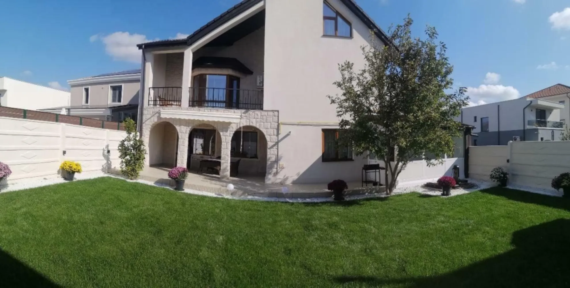 Vila unicat aproape de lac - Localizată în cea mai atractiva zonă rezidenţială din împrejurimile Constanţei, cartierul Ovidiu sud, vila S+P+1+M se remarcă prin designul unic(nu mai există alta la fel în cartier), spatiile generoase, compartimentare de excepţie, luminozitate deosebită, structura de rezistenţă solidă, superioară normativelor în vigoare(este construită din cadre de beton de 40 cm, şi BCA de 38 cm), foarte bine izolată termic oferind un grad de confort ridicat atât vara cât şi iarna (izolată la exterior cu polistiren de 10 cm iar la interior cu vată minerală) cu costuri reduse la gaze şi energie.(punem la dispoziţie facturile la utilităţi pentru confirmare). Vila a fost construită în 2004, renovată 2016(schimbat instalaţii electrice, sanitare) şi 2024. Situată pe un teren de 473 m2 (front stradal 14 ml) cu o arie construită de 144 m2, suprafaţă construită 407 m2, suprafaţă utilă 306 m2 la care se adaugă un garaj de 16 m2 şi o bucătărie de vara de 10 m2, are o curte liberă generoasă de 329 m2, din care 160 m2 în faţa vilei şi 169 m2 în spate, zona de intimitate, ambele spaţii cu grădină amenajată cu mult bun gust. Poziţionată la 150 de metri de lacul Siutghiol nu prezintă riscul infiltrarii apei datorat panzei freatice ridicate. La 5 minute de mers pe jos vă puteţi delecta cu o plimbare pe faleza amenajată şi zona de interes Castrul Roman. Până la întrarea în Constanţa sunt 6 km. Magazinele Kaufland 2.4 km şi Profi, Penny la 2.2 km. Centrul comercial TOM la 4 km. În apropiere sunt scoli, grădiniţe, spital. Universitatea Ovidiu la 6.5 km.
Vila este compusa din:
Subsol : beci de 12 m2
Parter : Living 32m2 cu ieşire pe terasă de 12m2, holuri 22m2, bucătărie open space cu sală servit masa 21m2 cu ieşire pe terasă acoperita de 18 m2, baie cu duş 4.5 m2, dressing pantofi 3 m2, spaţiu tehnic(centrală) 1.5 m2, dormitor (birou) 11m2
Etaj : Hol 21 m2, dormitor matrimonial 21 m2 cu ieşire pe terasă acoperită de 16 m2, dormitor 16 m2 cu ieşire pe terasă de 9 m2, dormitor(în prezent utilizat camera hobby, home cinema) 16m2, baie cu jacuzzi 8 m2, dressing 11 m2 cu ieşire pe terasă de 12 m2. 
Mansardă : Dormitor 21m2, dormitor 12 m2, hol 24 m2 cu vedere superba la lacul Siutghiol, Staţiunea Mamaia, baie cu cabina duş 5.5 m2, birou 6 m2.
Garajul de 16 m2 şi bucătăria de vara de 10m2 se adaugă celor 306 m2 utili.
Vila este versatila permiţând amenajarea, mobilarea atât clasic cât şi modern sau minimalist după gustul proprietarului. În prezent este amenajată clasic lux cu mobilier şi electrocasnice de mare calitate.
Vila se vinde mobilată la preţul de şase sute de mii de euro, nenegociabil.
Colaboram cu agenţii, comision maxim 2%.
Pentru cei interesaţi tel/whatsapp .