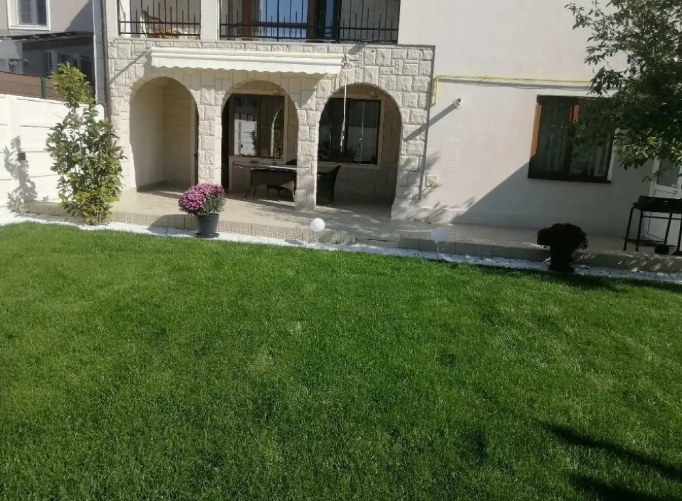 Vila unicat aproape de lac - Localizată în cea mai atractiva zonă rezidenţială din împrejurimile Constanţei, cartierul Ovidiu sud, vila S+P+1+M se remarcă prin designul unic(nu mai există alta la fel în cartier), spatiile generoase, compartimentare de excepţie, luminozitate deosebită, structura de rezistenţă solidă, superioară normativelor în vigoare(este construită din cadre de beton de 40 cm, şi BCA de 38 cm), foarte bine izolată termic oferind un grad de confort ridicat atât vara cât şi iarna (izolată la exterior cu polistiren de 10 cm iar la interior cu vată minerală) cu costuri reduse la gaze şi energie.(punem la dispoziţie facturile la utilităţi pentru confirmare). Vila a fost construită în 2004, renovată 2016(schimbat instalaţii electrice, sanitare) şi 2024. Situată pe un teren de 473 m2 (front stradal 14 ml) cu o arie construită de 144 m2, suprafaţă construită 407 m2, suprafaţă utilă 306 m2 la care se adaugă un garaj de 16 m2 şi o bucătărie de vara de 10 m2, are o curte liberă generoasă de 329 m2, din care 160 m2 în faţa vilei şi 169 m2 în spate, zona de intimitate, ambele spaţii cu grădină amenajată cu mult bun gust. Poziţionată la 150 de metri de lacul Siutghiol nu prezintă riscul infiltrarii apei datorat panzei freatice ridicate. La 5 minute de mers pe jos vă puteţi delecta cu o plimbare pe faleza amenajată şi zona de interes Castrul Roman. Până la întrarea în Constanţa sunt 6 km. Magazinele Kaufland 2.4 km şi Profi, Penny la 2.2 km. Centrul comercial TOM la 4 km. În apropiere sunt scoli, grădiniţe, spital. Universitatea Ovidiu la 6.5 km.
Vila este compusa din:
Subsol : beci de 12 m2
Parter : Living 32m2 cu ieşire pe terasă de 12m2, holuri 22m2, bucătărie open space cu sală servit masa 21m2 cu ieşire pe terasă acoperita de 18 m2, baie cu duş 4.5 m2, dressing pantofi 3 m2, spaţiu tehnic(centrală) 1.5 m2, dormitor (birou) 11m2
Etaj : Hol 21 m2, dormitor matrimonial 21 m2 cu ieşire pe terasă acoperită de 16 m2, dormitor 16 m2 cu ieşire pe terasă de 9 m2, dormitor(în prezent utilizat camera hobby, home cinema) 16m2, baie cu jacuzzi 8 m2, dressing 11 m2 cu ieşire pe terasă de 12 m2. 
Mansardă : Dormitor 21m2, dormitor 12 m2, hol 24 m2 cu vedere superba la lacul Siutghiol, Staţiunea Mamaia, baie cu cabina duş 5.5 m2, birou 6 m2.
Garajul de 16 m2 şi bucătăria de vara de 10m2 se adaugă celor 306 m2 utili.
Vila este versatila permiţând amenajarea, mobilarea atât clasic cât şi modern sau minimalist după gustul proprietarului. În prezent este amenajată clasic lux cu mobilier şi electrocasnice de mare calitate.
Vila se vinde mobilată la preţul de şase sute de mii de euro, nenegociabil.
Colaboram cu agenţii, comision maxim 2%.
Pentru cei interesaţi tel/whatsapp .