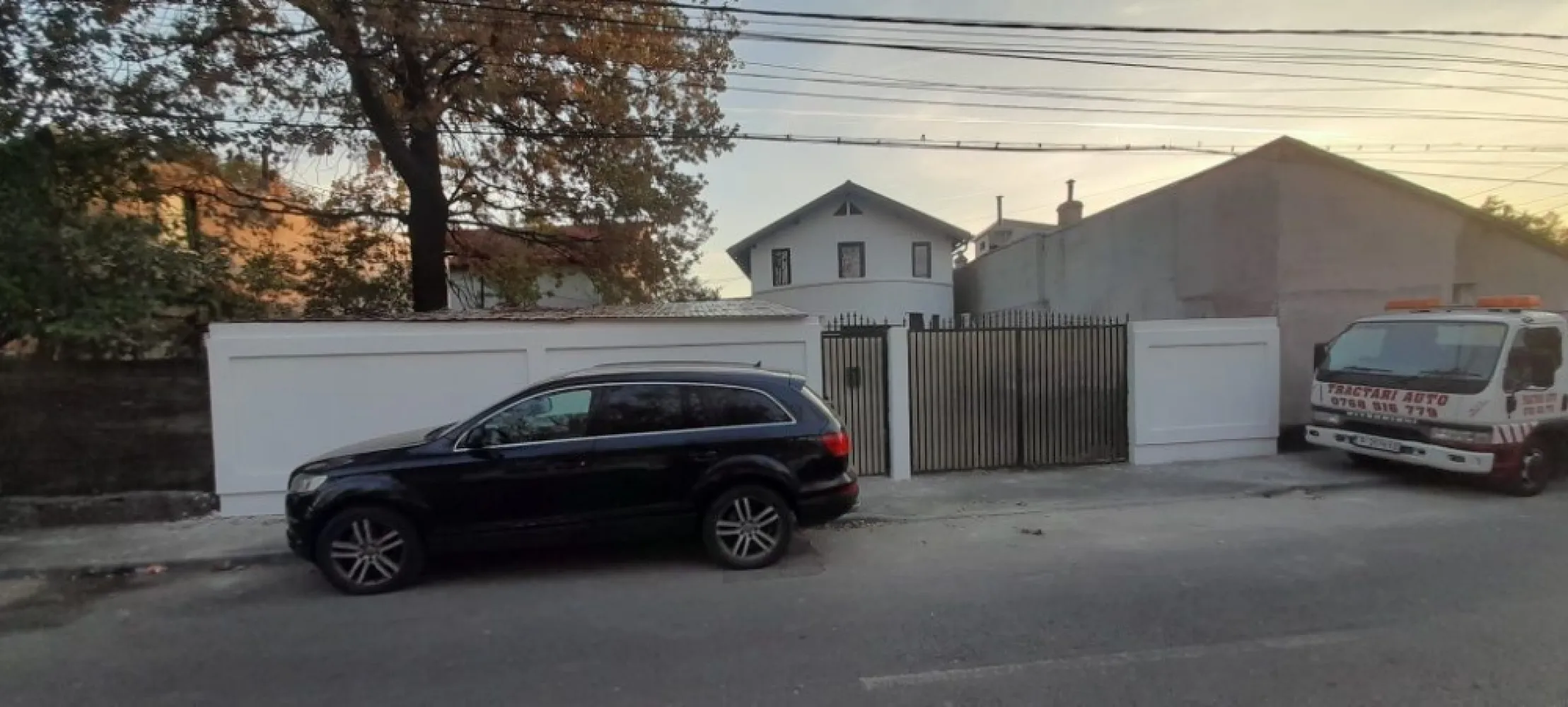 Vila Sector 5 preț 155000 euro 300mp - Sunt propietar
Vanzare Vila in zona sectorului 5 
Vila este situata pe str pășunilor, pe o strada ferita de zgomot si poluare.
În apropierea vilei se afla 
Școală 
Grădiniță 
Creșă 
Supermarketuri 
Magazine 
Acces rapid la tramvai și STB
Proprietatea a fost amenajata si extinsa in anul 2022 iar compartimentarea este urmatoarea:
La parter se afla un 
living de 40mp
Dormitor de 30mp
Baie 
Bucătărie 
Hol pe rotund la.intrare
Iar la etaj este la rosu fiind compartimentat Ca la parter 
Caracteristicile de baza ale proprietatii sunt urmatoarele:
Suprafata utila: 300 mp
Suprafata construita: 100 mp
Amprenta: 100 mp
Suprafata teren: 300 mp
Invelitoare acoperis: Lindab. În 2024
Vila este dotata cu, , centrala termica, calorifere, aparat de aer conditionat, acces la internet prin cablu, wireless.
Finisaje si dotari: stare interior - izolatii termice exterior, parchet, gresie, faianta, ferestre cu geam termopan din PVC, usa PVC la intrare, usi interior din lemn, 
VILA SE VINDE COMPLECT MOBILATA SI UTILATĂ
 MOBILA FIIND CUMPARATA IN 2023
SE OFERA GARANȚIE LA ELECTROCASNICE, TÂMPLĂRIE, MOBILA SI INSTALAȚIA SANITARĂ CU CENTRALA IN GARANTIE PANA IN 2026
UTILITĂȚI APA CANALIZARE.SI CURENT 
GAZELE NU SUNT TRASE SUNT IN FATA PORȚI 
Preț 155000euro accept și credit