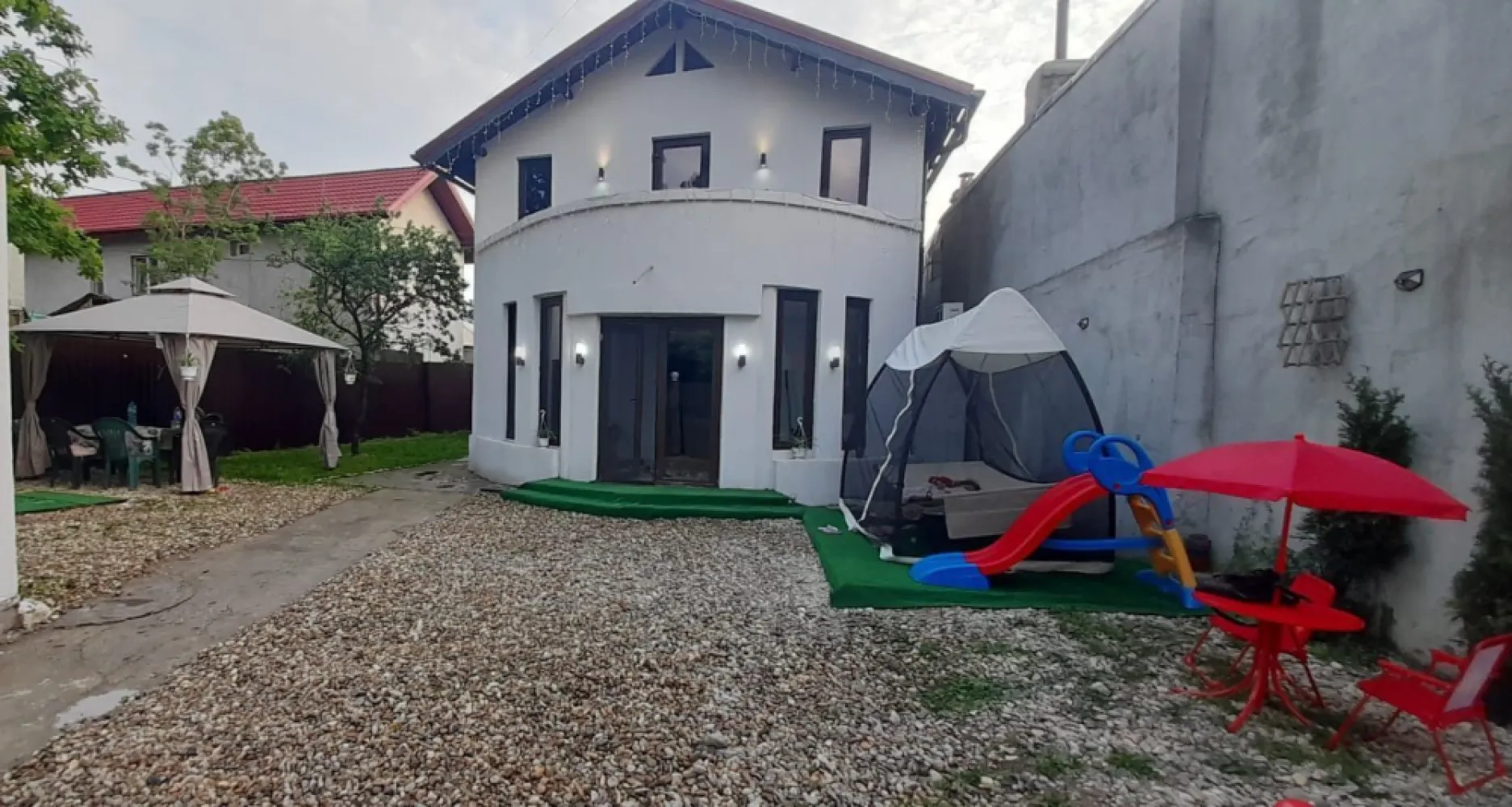 Vila Sector 5 preț 155000 euro 300mp - Sunt propietar
Vanzare Vila in zona sectorului 5 
Vila este situata pe str pășunilor, pe o strada ferita de zgomot si poluare.
În apropierea vilei se afla 
Școală 
Grădiniță 
Creșă 
Supermarketuri 
Magazine 
Acces rapid la tramvai și STB
Proprietatea a fost amenajata si extinsa in anul 2022 iar compartimentarea este urmatoarea:
La parter se afla un 
living de 40mp
Dormitor de 30mp
Baie 
Bucătărie 
Hol pe rotund la.intrare
Iar la etaj este la rosu fiind compartimentat Ca la parter 
Caracteristicile de baza ale proprietatii sunt urmatoarele:
Suprafata utila: 300 mp
Suprafata construita: 100 mp
Amprenta: 100 mp
Suprafata teren: 300 mp
Invelitoare acoperis: Lindab. În 2024
Vila este dotata cu, , centrala termica, calorifere, aparat de aer conditionat, acces la internet prin cablu, wireless.
Finisaje si dotari: stare interior - izolatii termice exterior, parchet, gresie, faianta, ferestre cu geam termopan din PVC, usa PVC la intrare, usi interior din lemn, 
VILA SE VINDE COMPLECT MOBILATA SI UTILATĂ
 MOBILA FIIND CUMPARATA IN 2023
SE OFERA GARANȚIE LA ELECTROCASNICE, TÂMPLĂRIE, MOBILA SI INSTALAȚIA SANITARĂ CU CENTRALA IN GARANTIE PANA IN 2026
UTILITĂȚI APA CANALIZARE.SI CURENT 
GAZELE NU SUNT TRASE SUNT IN FATA PORȚI 
Preț 155000euro accept și credit