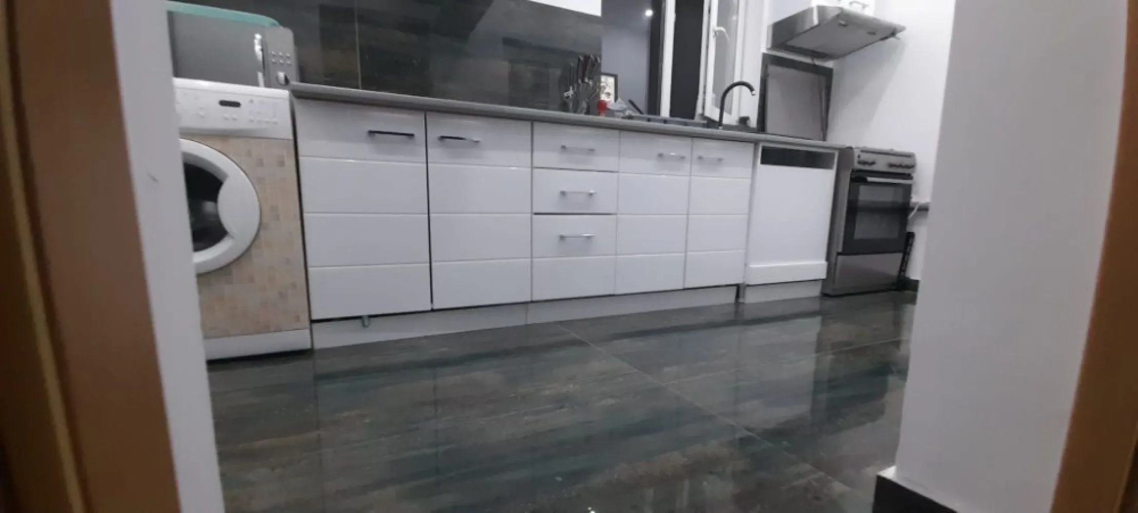 Vila Sector 5 preț 155000 euro 300mp - Sunt propietar
Vanzare Vila in zona sectorului 5 
Vila este situata pe str pășunilor, pe o strada ferita de zgomot si poluare.
În apropierea vilei se afla 
Școală 
Grădiniță 
Creșă 
Supermarketuri 
Magazine 
Acces rapid la tramvai și STB
Proprietatea a fost amenajata si extinsa in anul 2022 iar compartimentarea este urmatoarea:
La parter se afla un 
living de 40mp
Dormitor de 30mp
Baie 
Bucătărie 
Hol pe rotund la.intrare
Iar la etaj este la rosu fiind compartimentat Ca la parter 
Caracteristicile de baza ale proprietatii sunt urmatoarele:
Suprafata utila: 300 mp
Suprafata construita: 100 mp
Amprenta: 100 mp
Suprafata teren: 300 mp
Invelitoare acoperis: Lindab. În 2024
Vila este dotata cu, , centrala termica, calorifere, aparat de aer conditionat, acces la internet prin cablu, wireless.
Finisaje si dotari: stare interior - izolatii termice exterior, parchet, gresie, faianta, ferestre cu geam termopan din PVC, usa PVC la intrare, usi interior din lemn, 
VILA SE VINDE COMPLECT MOBILATA SI UTILATĂ
 MOBILA FIIND CUMPARATA IN 2023
SE OFERA GARANȚIE LA ELECTROCASNICE, TÂMPLĂRIE, MOBILA SI INSTALAȚIA SANITARĂ CU CENTRALA IN GARANTIE PANA IN 2026
UTILITĂȚI APA CANALIZARE.SI CURENT 
GAZELE NU SUNT TRASE SUNT IN FATA PORȚI 
Preț 155000euro accept și credit