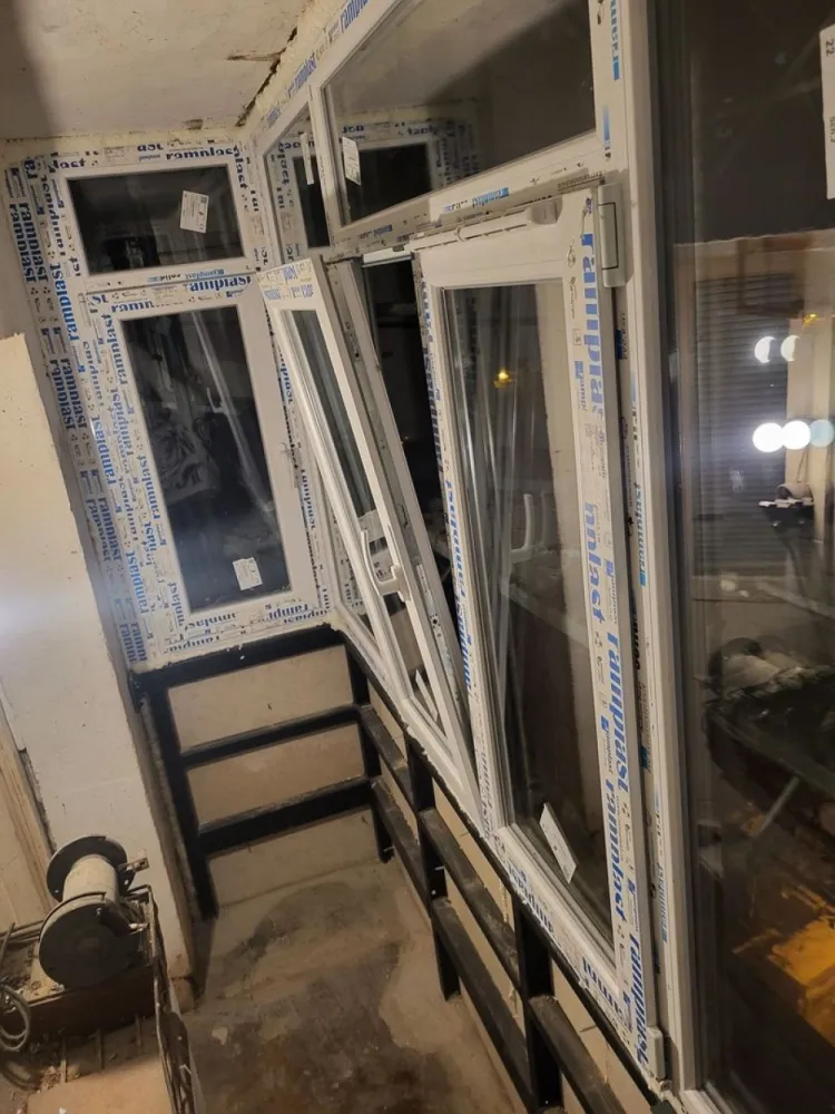 Apartament cu trei camere - De vânzare un apartament cu trei camere pe Bulevardul Tineretului peste drum de Palatul Copiilor. Este situat la etajul doi in partea din spate blocului care este stradal astfel ca nu exista zgomotului de la bulevard. Apartamentul necesita renovare completa , are centrala proprie. Blocul este în plin proces de reabilitare și se folosește polistiren de 20 de cm. Bloc civilizat fără datornici istorici si vecini liniștiți. Din apartament și pana la întrarea un parcul Lumea Copiilor se fac doua minute. Facilitățile acestei locuințe se disting prin proximitatea la trei stații de metrou ( Tineretului, Timpuri Noi și Mihai Bravu) stația de autobuz catre centrul orasului este la scara alăturată, parcul Tineretului este la șapte minute de mers pe jos, sala Polivalentă, magazine de toate mărcile în zonă, inclusiv non-stop. Actele sunt pregătite adică are cadastru și intabulare făcute. Locuri de parcare în spatele blocului se găsesc mult mai ușor decât în multe alte zone ale orașului. Apartamentul este semidecomandat și este construit în anul 1981 .