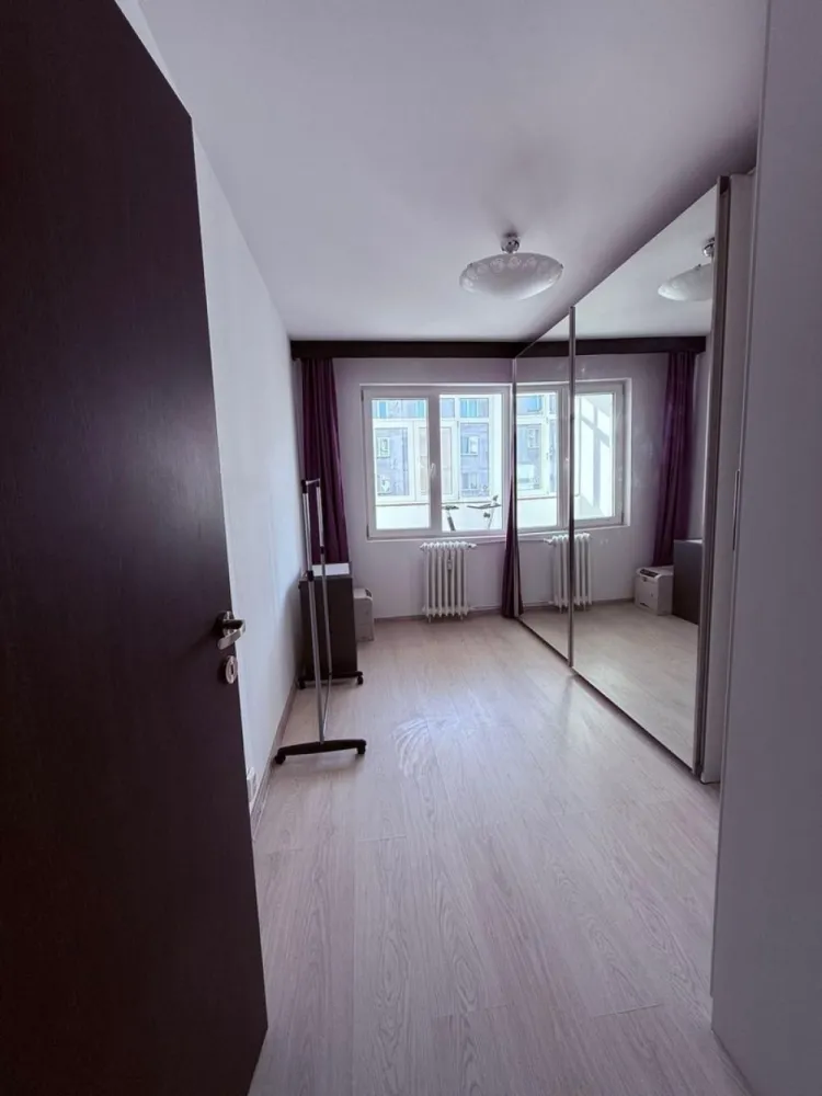 Apartament 4 camera Crangasi - Suprafata totala 86,4 mp

Etaj 6/8 

Semidecomandat

1 logie si 1 balcon

Bloc din 1985 din placi de beton 

2 lifturi

Boxa subsol

Loc parcare ADP

7 min pana la Metrou Crangasi

5 min pana la Piata Crangasi

1 min pana la tranvai 41

Zona foarte linistita, fara zgomotul marilor bulevarde

Se vinde complet mobilat si utilat

Racordat Termoenergetica (cu posibilitate montare centrala termica de apartament si/sau boiler)

1 unitate A/C in sufragerie