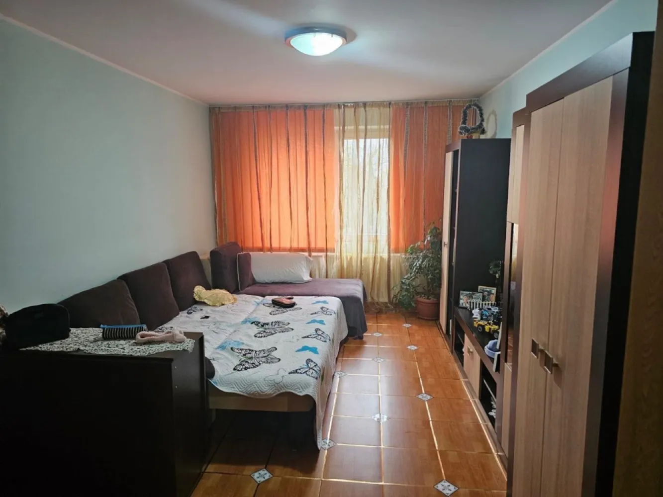 Vând apartament 3 camere - Etaj 1 din 8 ,Strada Fizicienilor ,contuar de gaz individual mobilat