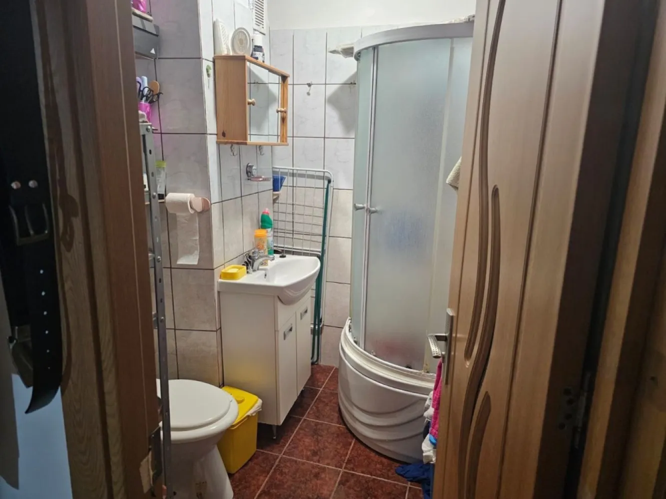 Vând apartament 3 camere - Etaj 1 din 8 ,Strada Fizicienilor ,contuar de gaz individual mobilat
