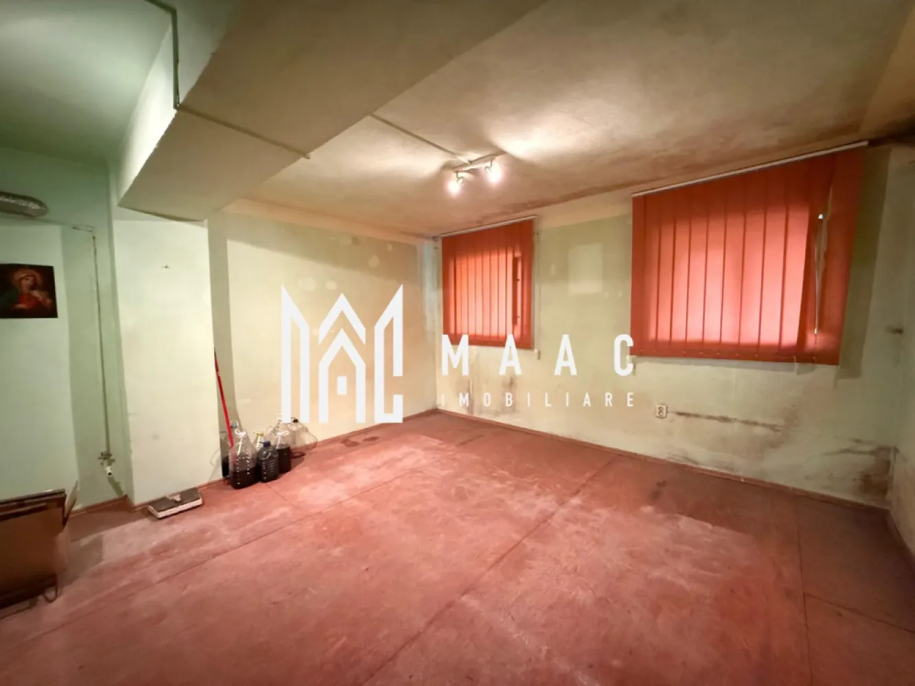 Apartament 2 camere | Investitie | Ultracentral - Va prezentam o proprietate situata la subsolul unui imobil amplasat in centrul Sibiului.

Locatia este alcatuita din doua module separate, unite printr-un hol comun cu alta proprietate. 
Fiecare modul cuprinde o camera si o bucatarie si au in comun o camara, un grup sanitar si 2 pivnite.

Sunt prezente toate utilitatile.Incalzirea se face cu sobe pe gaz.
Intreaga proprietate necesita renovare. 

Pentru mai multe detalii precizati telefonic ca ati vazut anuntul cu ID: CP2709840