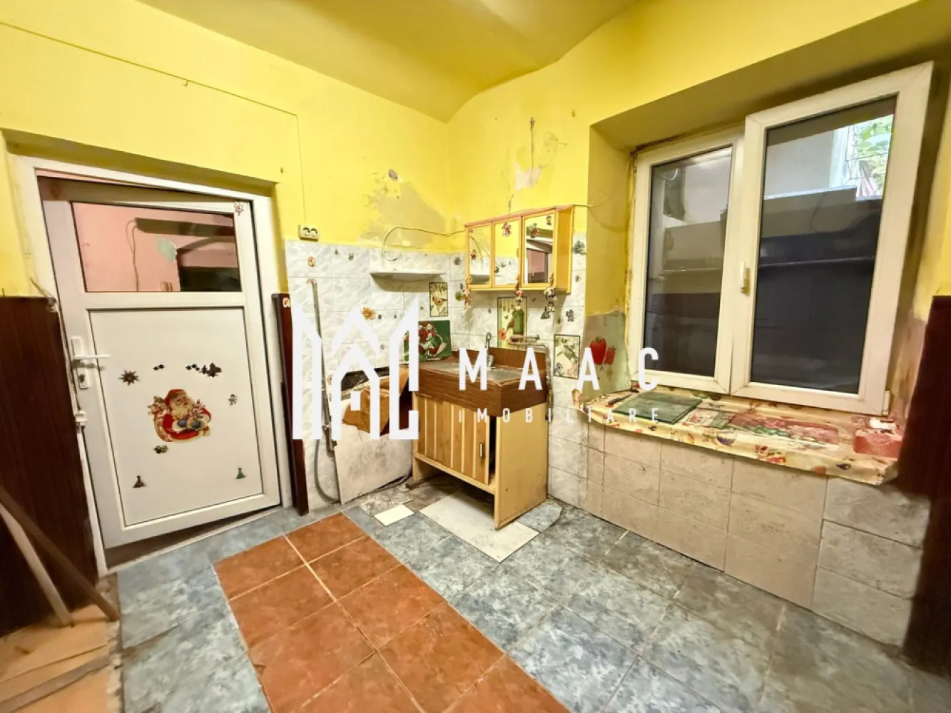 Apartament 2 camere | Investitie | Ultracentral - Va prezentam o proprietate situata la subsolul unui imobil amplasat in centrul Sibiului.

Locatia este alcatuita din doua module separate, unite printr-un hol comun cu alta proprietate. 
Fiecare modul cuprinde o camera si o bucatarie si au in comun o camara, un grup sanitar si 2 pivnite.

Sunt prezente toate utilitatile.Incalzirea se face cu sobe pe gaz.
Intreaga proprietate necesita renovare. 

Pentru mai multe detalii precizati telefonic ca ati vazut anuntul cu ID: CP2709840