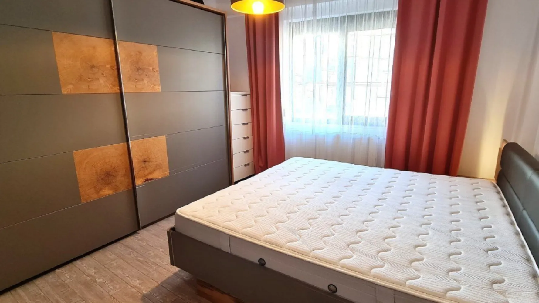 3 Camere Decebal - Bloc 2013 - Complet Renovat - Centrala Proprie - Proprietar, persoana fizica, vand apartament 3 camere situat pe str. Delea Noua nr. 24, etaj 1 intr-un bloc construit in anul 2013, clasa energetica A.
Apartamentul de vinde complet renovat, utilat, mobilat, exact ca in poze.
Nu dispune de boxa sau loc parcare inclus, dar se poate face abonament online la primaria sector 3 pentru alocarea unui loc in proximitate sau in parcarea subterana Decebal.

Este compus din:
- living cu bucatarie open space - 30 mp
- dormitor 1 - 14 mp
- dormitor 2 - 14 mp
- baie - 5 mp
- camara - 2 mp
- balcon - 7 mp

Apartamentul este dotat cu centrala proprie, aer conditionat, electrocasnice, masina spalat vase, mobila. Baia este placata cu travertin si dispune de dus walk-in cu paravan de sticla. Balconul este deschis, cu balustrada din inox si sticla.

Toate actele necesare pentru vanzare cu sau fara credit sunt pregatite.

Proprietar, comision 0%.
