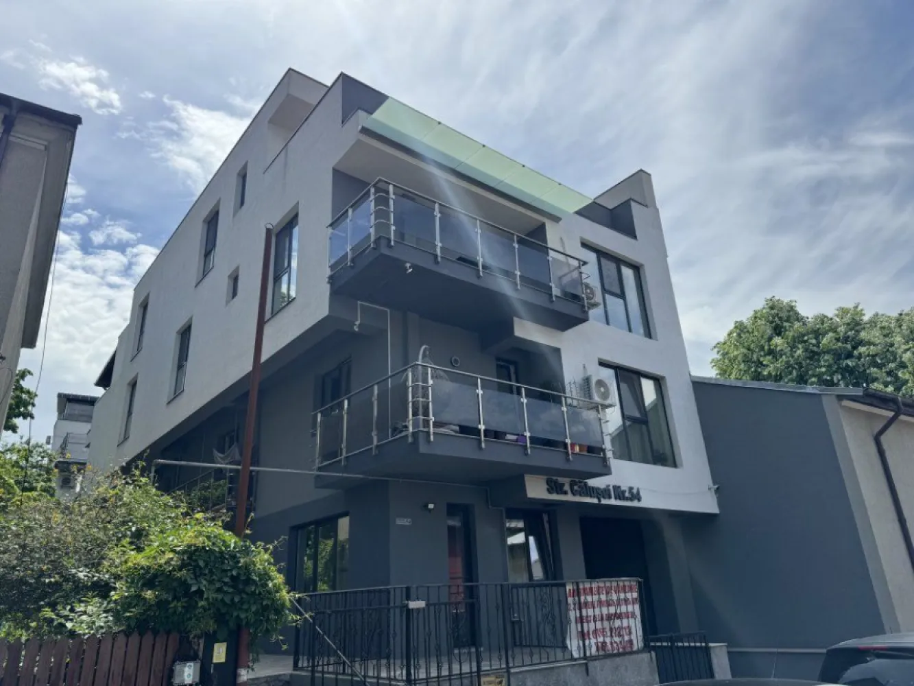 Apartament 2/3 Camere | Calea Mosilor-Obor - Un apartament de 3 camere, cu o suprafaţă de **103 mp**, situat într-o clădire modernă construită în **2022** în zona Moşilor, ultracentral în Bucureşti, se distinge printr-un design contemporan şi finisaje de **ultra-lux**. Amplasat într-o locaţie de top, acest apartament oferă un stil de viaţă exclusivist, combinând confortul urban cu eleganţa rafinată a detaliilor.

### Descriere:
- **Living open-space şi luminos:** Apartamentul dispune de un living generos, proiectat în format open-space, cu ferestre mari ce oferă o privelişte urbană spectaculoasă şi o iluminare naturală amplă Designul interior este modern, minimalist şi detalii rafinate, precum parchetul din lemn natural şi accente din marmură sau piatră naturală.

* Bucătăria se integrează perfect în zona de zi cu blaturi din granit sau cuarţ, oferind un aspect luxos şi funcţional.

- **Dormitoare moderne şi elegante:** Apartamentul include două dormitoare spaţioase, cu finisaje de lux.

- **Terasa privată:** Terasa oferă un spaţiu ideal de relaxare, fiind dotată cu pardoseală din deck de lemn şi având o vedere panoramică asupra oraşului. Aceasta este perfectă pentru momentele de linişte sau pentru petreceri restrânse.

### Facilităţi suplimentare:
- **Loc de parcare subteran şi acces securizat:** Parcarea dedicată, subterană, este inclusă în preţ şi oferă acces direct prin lift.
- **Sistem smart-home integrat:** Controlul temperaturii, iluminatului şi al securităţii este realizat printr-o aplicaţie de tip smart-home, oferind confort şi siguranţă.
- **Climatizare centralizată şi încălzire în pardoseală:** Asigură un ambient plăcut pe tot parcursul anului.

### Locaţie:
Acest apartament este situat într-o clădire modernă din zona **Moşilor**, ultracentral, oferind acces imediat la toate punctele de interes urban â€“ restaurante exclusiviste, centre comerciale de lux, cafenele şi galerii de artă. Transportul public este la doar câteva minute distanţă, cu acces facil la staţii de metrou, autobuze şi tramvaie. Zona Moşilor este recunoscută pentru siguranţa şi dinamismul său, fiind una dintre cele mai căutate locaţii din inima Bucureştiului.

Acest apartament de **103 mp** din zona Moşilor este ideal pentru cei care îşi doresc un spaţiu exclusivist, ultra-modern şi bine conectat, în inima capitalei, potrivit pentru un stil de viaţă sofisticat şi activ.