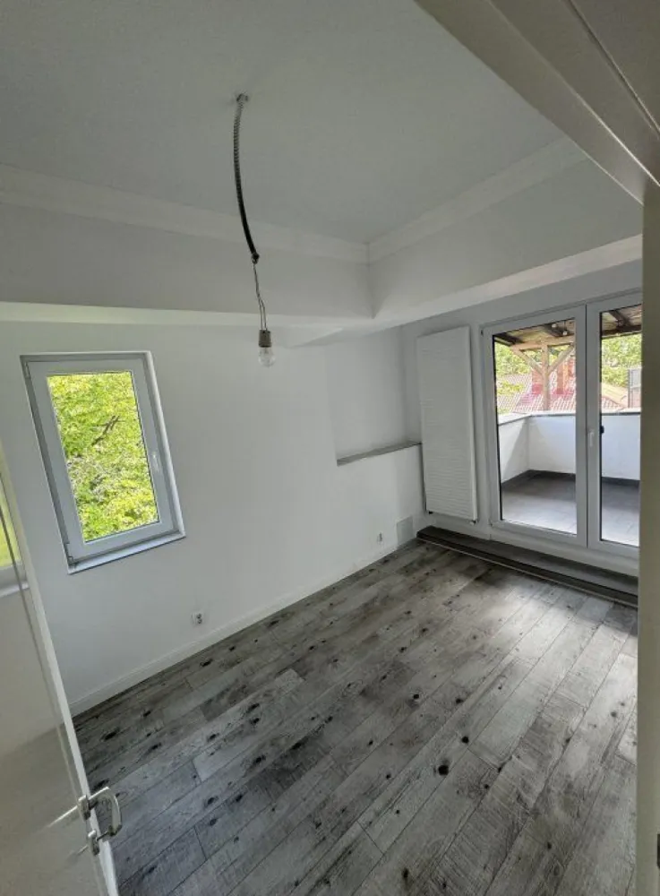 Apartament 2/3 Camere | Calea Mosilor-Obor - Un apartament de 3 camere, cu o suprafaţă de **103 mp**, situat într-o clădire modernă construită în **2022** în zona Moşilor, ultracentral în Bucureşti, se distinge printr-un design contemporan şi finisaje de **ultra-lux**. Amplasat într-o locaţie de top, acest apartament oferă un stil de viaţă exclusivist, combinând confortul urban cu eleganţa rafinată a detaliilor.

### Descriere:
- **Living open-space şi luminos:** Apartamentul dispune de un living generos, proiectat în format open-space, cu ferestre mari ce oferă o privelişte urbană spectaculoasă şi o iluminare naturală amplă Designul interior este modern, minimalist şi detalii rafinate, precum parchetul din lemn natural şi accente din marmură sau piatră naturală.

* Bucătăria se integrează perfect în zona de zi cu blaturi din granit sau cuarţ, oferind un aspect luxos şi funcţional.

- **Dormitoare moderne şi elegante:** Apartamentul include două dormitoare spaţioase, cu finisaje de lux.

- **Terasa privată:** Terasa oferă un spaţiu ideal de relaxare, fiind dotată cu pardoseală din deck de lemn şi având o vedere panoramică asupra oraşului. Aceasta este perfectă pentru momentele de linişte sau pentru petreceri restrânse.

### Facilităţi suplimentare:
- **Loc de parcare subteran şi acces securizat:** Parcarea dedicată, subterană, este inclusă în preţ şi oferă acces direct prin lift.
- **Sistem smart-home integrat:** Controlul temperaturii, iluminatului şi al securităţii este realizat printr-o aplicaţie de tip smart-home, oferind confort şi siguranţă.
- **Climatizare centralizată şi încălzire în pardoseală:** Asigură un ambient plăcut pe tot parcursul anului.

### Locaţie:
Acest apartament este situat într-o clădire modernă din zona **Moşilor**, ultracentral, oferind acces imediat la toate punctele de interes urban â€“ restaurante exclusiviste, centre comerciale de lux, cafenele şi galerii de artă. Transportul public este la doar câteva minute distanţă, cu acces facil la staţii de metrou, autobuze şi tramvaie. Zona Moşilor este recunoscută pentru siguranţa şi dinamismul său, fiind una dintre cele mai căutate locaţii din inima Bucureştiului.

Acest apartament de **103 mp** din zona Moşilor este ideal pentru cei care îşi doresc un spaţiu exclusivist, ultra-modern şi bine conectat, în inima capitalei, potrivit pentru un stil de viaţă sofisticat şi activ.