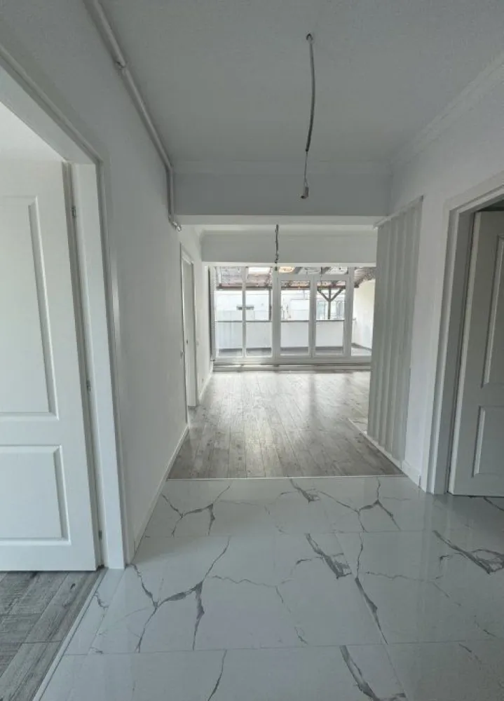 Apartament 2/3 Camere | Calea Mosilor-Obor - Un apartament de 3 camere, cu o suprafaţă de **103 mp**, situat într-o clădire modernă construită în **2022** în zona Moşilor, ultracentral în Bucureşti, se distinge printr-un design contemporan şi finisaje de **ultra-lux**. Amplasat într-o locaţie de top, acest apartament oferă un stil de viaţă exclusivist, combinând confortul urban cu eleganţa rafinată a detaliilor.

### Descriere:
- **Living open-space şi luminos:** Apartamentul dispune de un living generos, proiectat în format open-space, cu ferestre mari ce oferă o privelişte urbană spectaculoasă şi o iluminare naturală amplă Designul interior este modern, minimalist şi detalii rafinate, precum parchetul din lemn natural şi accente din marmură sau piatră naturală.

* Bucătăria se integrează perfect în zona de zi cu blaturi din granit sau cuarţ, oferind un aspect luxos şi funcţional.

- **Dormitoare moderne şi elegante:** Apartamentul include două dormitoare spaţioase, cu finisaje de lux.

- **Terasa privată:** Terasa oferă un spaţiu ideal de relaxare, fiind dotată cu pardoseală din deck de lemn şi având o vedere panoramică asupra oraşului. Aceasta este perfectă pentru momentele de linişte sau pentru petreceri restrânse.

### Facilităţi suplimentare:
- **Loc de parcare subteran şi acces securizat:** Parcarea dedicată, subterană, este inclusă în preţ şi oferă acces direct prin lift.
- **Sistem smart-home integrat:** Controlul temperaturii, iluminatului şi al securităţii este realizat printr-o aplicaţie de tip smart-home, oferind confort şi siguranţă.
- **Climatizare centralizată şi încălzire în pardoseală:** Asigură un ambient plăcut pe tot parcursul anului.

### Locaţie:
Acest apartament este situat într-o clădire modernă din zona **Moşilor**, ultracentral, oferind acces imediat la toate punctele de interes urban â€“ restaurante exclusiviste, centre comerciale de lux, cafenele şi galerii de artă. Transportul public este la doar câteva minute distanţă, cu acces facil la staţii de metrou, autobuze şi tramvaie. Zona Moşilor este recunoscută pentru siguranţa şi dinamismul său, fiind una dintre cele mai căutate locaţii din inima Bucureştiului.

Acest apartament de **103 mp** din zona Moşilor este ideal pentru cei care îşi doresc un spaţiu exclusivist, ultra-modern şi bine conectat, în inima capitalei, potrivit pentru un stil de viaţă sofisticat şi activ.