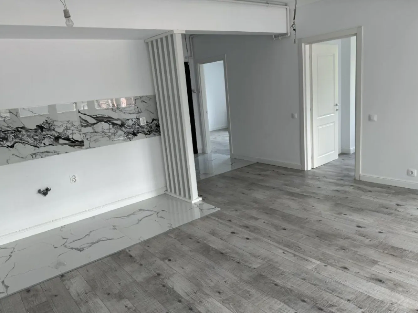 Apartament 2/3 Camere | Calea Mosilor-Obor - Un apartament de 3 camere, cu o suprafaţă de **103 mp**, situat într-o clădire modernă construită în **2022** în zona Moşilor, ultracentral în Bucureşti, se distinge printr-un design contemporan şi finisaje de **ultra-lux**. Amplasat într-o locaţie de top, acest apartament oferă un stil de viaţă exclusivist, combinând confortul urban cu eleganţa rafinată a detaliilor.

### Descriere:
- **Living open-space şi luminos:** Apartamentul dispune de un living generos, proiectat în format open-space, cu ferestre mari ce oferă o privelişte urbană spectaculoasă şi o iluminare naturală amplă Designul interior este modern, minimalist şi detalii rafinate, precum parchetul din lemn natural şi accente din marmură sau piatră naturală.

* Bucătăria se integrează perfect în zona de zi cu blaturi din granit sau cuarţ, oferind un aspect luxos şi funcţional.

- **Dormitoare moderne şi elegante:** Apartamentul include două dormitoare spaţioase, cu finisaje de lux.

- **Terasa privată:** Terasa oferă un spaţiu ideal de relaxare, fiind dotată cu pardoseală din deck de lemn şi având o vedere panoramică asupra oraşului. Aceasta este perfectă pentru momentele de linişte sau pentru petreceri restrânse.

### Facilităţi suplimentare:
- **Loc de parcare subteran şi acces securizat:** Parcarea dedicată, subterană, este inclusă în preţ şi oferă acces direct prin lift.
- **Sistem smart-home integrat:** Controlul temperaturii, iluminatului şi al securităţii este realizat printr-o aplicaţie de tip smart-home, oferind confort şi siguranţă.
- **Climatizare centralizată şi încălzire în pardoseală:** Asigură un ambient plăcut pe tot parcursul anului.

### Locaţie:
Acest apartament este situat într-o clădire modernă din zona **Moşilor**, ultracentral, oferind acces imediat la toate punctele de interes urban â€“ restaurante exclusiviste, centre comerciale de lux, cafenele şi galerii de artă. Transportul public este la doar câteva minute distanţă, cu acces facil la staţii de metrou, autobuze şi tramvaie. Zona Moşilor este recunoscută pentru siguranţa şi dinamismul său, fiind una dintre cele mai căutate locaţii din inima Bucureştiului.

Acest apartament de **103 mp** din zona Moşilor este ideal pentru cei care îşi doresc un spaţiu exclusivist, ultra-modern şi bine conectat, în inima capitalei, potrivit pentru un stil de viaţă sofisticat şi activ.