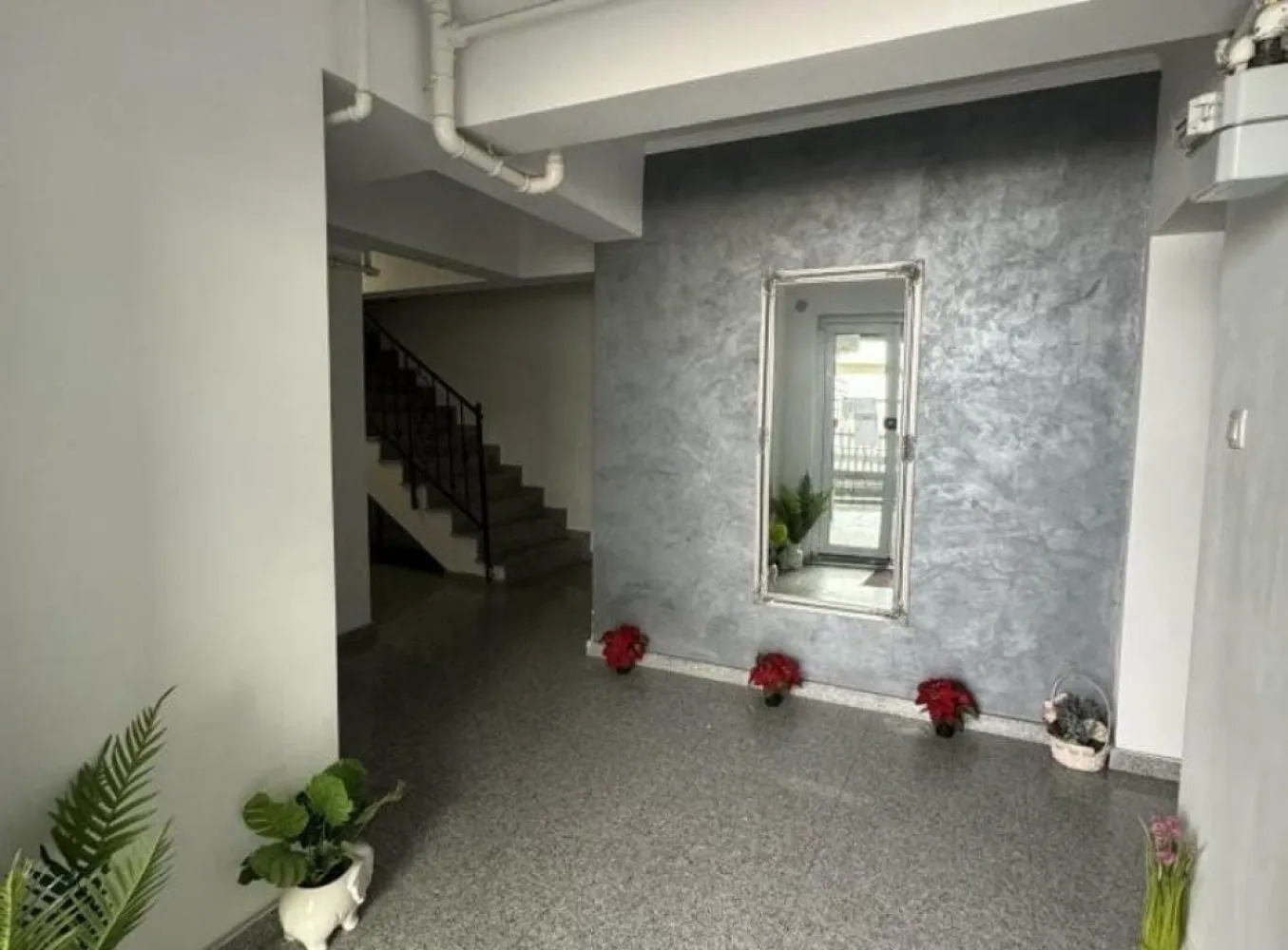 Apartament 2/3 Camere | Calea Mosilor-Obor - Un apartament de 3 camere, cu o suprafaţă de **103 mp**, situat într-o clădire modernă construită în **2022** în zona Moşilor, ultracentral în Bucureşti, se distinge printr-un design contemporan şi finisaje de **ultra-lux**. Amplasat într-o locaţie de top, acest apartament oferă un stil de viaţă exclusivist, combinând confortul urban cu eleganţa rafinată a detaliilor.

### Descriere:
- **Living open-space şi luminos:** Apartamentul dispune de un living generos, proiectat în format open-space, cu ferestre mari ce oferă o privelişte urbană spectaculoasă şi o iluminare naturală amplă Designul interior este modern, minimalist şi detalii rafinate, precum parchetul din lemn natural şi accente din marmură sau piatră naturală.

* Bucătăria se integrează perfect în zona de zi cu blaturi din granit sau cuarţ, oferind un aspect luxos şi funcţional.

- **Dormitoare moderne şi elegante:** Apartamentul include două dormitoare spaţioase, cu finisaje de lux.

- **Terasa privată:** Terasa oferă un spaţiu ideal de relaxare, fiind dotată cu pardoseală din deck de lemn şi având o vedere panoramică asupra oraşului. Aceasta este perfectă pentru momentele de linişte sau pentru petreceri restrânse.

### Facilităţi suplimentare:
- **Loc de parcare subteran şi acces securizat:** Parcarea dedicată, subterană, este inclusă în preţ şi oferă acces direct prin lift.
- **Sistem smart-home integrat:** Controlul temperaturii, iluminatului şi al securităţii este realizat printr-o aplicaţie de tip smart-home, oferind confort şi siguranţă.
- **Climatizare centralizată şi încălzire în pardoseală:** Asigură un ambient plăcut pe tot parcursul anului.

### Locaţie:
Acest apartament este situat într-o clădire modernă din zona **Moşilor**, ultracentral, oferind acces imediat la toate punctele de interes urban â€“ restaurante exclusiviste, centre comerciale de lux, cafenele şi galerii de artă. Transportul public este la doar câteva minute distanţă, cu acces facil la staţii de metrou, autobuze şi tramvaie. Zona Moşilor este recunoscută pentru siguranţa şi dinamismul său, fiind una dintre cele mai căutate locaţii din inima Bucureştiului.

Acest apartament de **103 mp** din zona Moşilor este ideal pentru cei care îşi doresc un spaţiu exclusivist, ultra-modern şi bine conectat, în inima capitalei, potrivit pentru un stil de viaţă sofisticat şi activ.