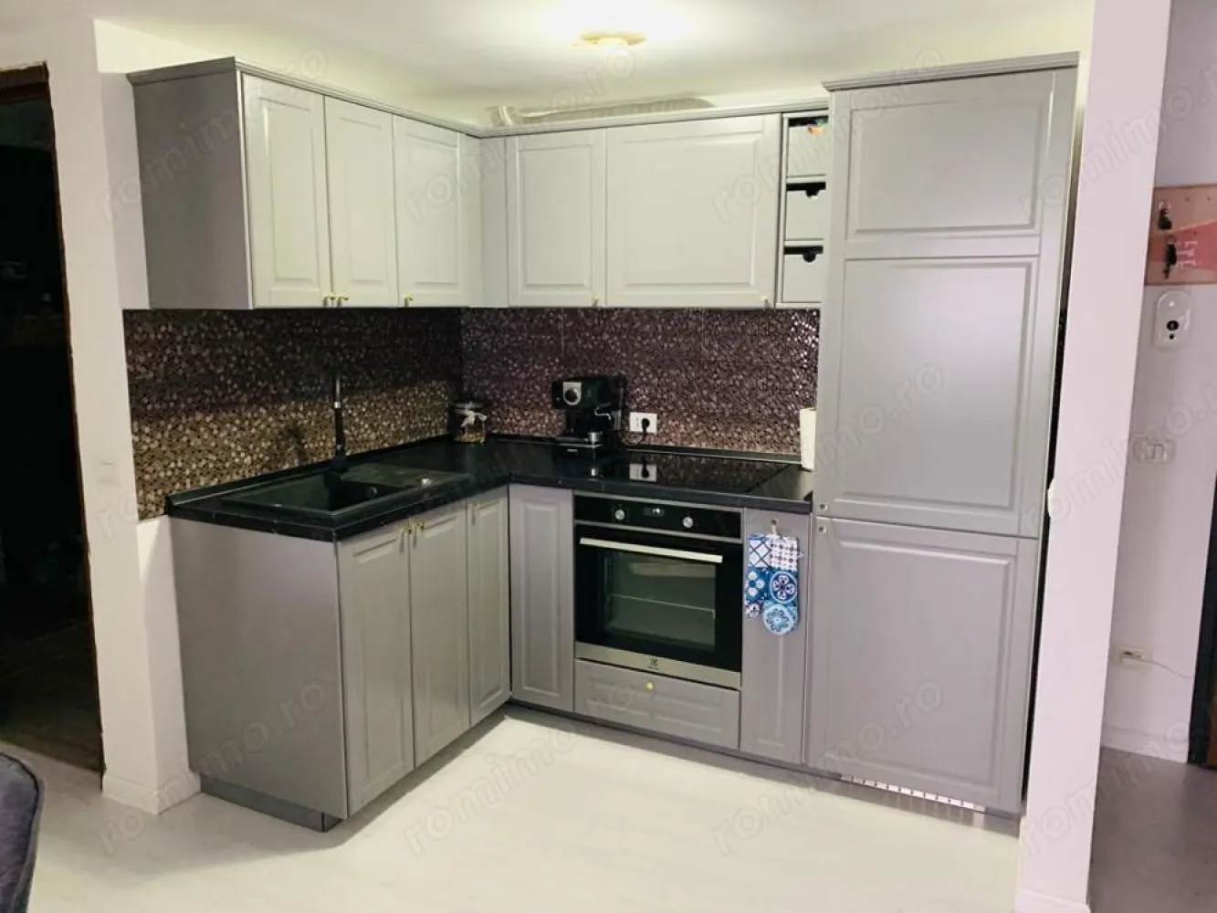 Apartament de vanzare in zona Floreasca-Barbu Vacarescu - Proprietar, vand apartament cu 3 camere, in zona Barbu Vacarescu, punct de reper complexul Pescariu si One Verdi Park. -Adresa exacta: Intrarea Taciunelui nr.15 -Bloc tip boutique -Etaj: 1 din 7 -Anul constructiei: 2011 -Suprafata utila: 60mp -Suprafata balcon: 2mp -Renovat recent; -Centrala proprie, calorifere din aluminiu; -Negociabil. Nu doresc colaborari cu agențiile imobiliare!