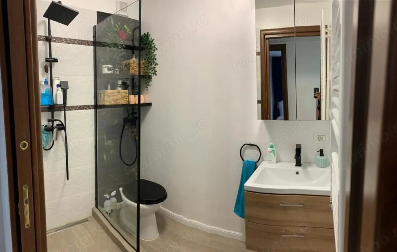 Apartament de vanzare in zona Floreasca-Barbu Vacarescu - Proprietar, vand apartament cu 3 camere, in zona Barbu Vacarescu, punct de reper complexul Pescariu si One Verdi Park. -Adresa exacta: Intrarea Taciunelui nr.15 -Bloc tip boutique -Etaj: 1 din 7 -Anul constructiei: 2011 -Suprafata utila: 60mp -Suprafata balcon: 2mp -Renovat recent; -Centrala proprie, calorifere din aluminiu; -Negociabil. Nu doresc colaborari cu agențiile imobiliare!