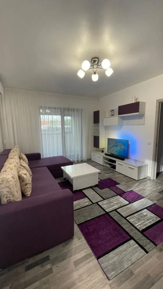 Proprietar Vand Apartament 3 Camere | Parcare Subterana| Exigent Plaza - NU COLABOREZ CU AGENTII !

Vand Apartament cu 3 camere, cu Parcare Subterana si Boxa pentru depozitat. 

Apartamentul este situat in complexul Exigent Plaza Residence faza 1, in imediata vecinatate a Mall-ului Plaza si a Parcului Liniei. 

Complexul este prevazut cu camere video, bariera de acces si firma de paza. 

Apartamentul este decomandat, amplasat pe SUD, situat la parter inalt, sub acesta existand demisol locuibil. Dispune de 2 dormitoare, living, 2 bai, bucatarie, hol prevazut cu dressing si balcon inchis cu geamuri glisante cu sticla securizata. 

Suprafata utila apartamentului este 69 mp + balcon de 4,5 mp. Suprafata parcarii subterane este de 12,7 mp, iar a boxei este de 4,5 mp. 

Incalzirea se face cu centrala termica pe gaz Viessmann si a radiatoarelor din otel. Tamplaria este Salamander tripan. Apartamentul este dotat cu AC. 

Se afla in apropierea statiei de Metrou Lujerului, tramvaiului rapid 41 precum si a altor autobuze si troleibuze. Printre principalele supermarket-uri regasim Carrefour si Lidl. In apropiere se afla scoli, gradinite, piete agroalimentare. 

Apartamentul se vinde mobilat si utilat.