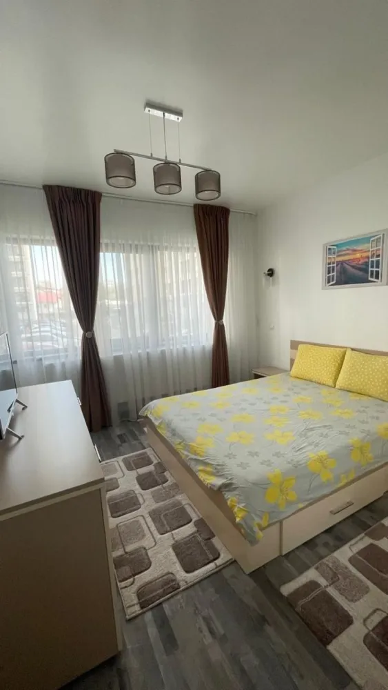 Proprietar Vand Apartament 3 Camere | Parcare Subterana| Exigent Plaza - NU COLABOREZ CU AGENTII !

Vand Apartament cu 3 camere, cu Parcare Subterana si Boxa pentru depozitat. 

Apartamentul este situat in complexul Exigent Plaza Residence faza 1, in imediata vecinatate a Mall-ului Plaza si a Parcului Liniei. 

Complexul este prevazut cu camere video, bariera de acces si firma de paza. 

Apartamentul este decomandat, amplasat pe SUD, situat la parter inalt, sub acesta existand demisol locuibil. Dispune de 2 dormitoare, living, 2 bai, bucatarie, hol prevazut cu dressing si balcon inchis cu geamuri glisante cu sticla securizata. 

Suprafata utila apartamentului este 69 mp + balcon de 4,5 mp. Suprafata parcarii subterane este de 12,7 mp, iar a boxei este de 4,5 mp. 

Incalzirea se face cu centrala termica pe gaz Viessmann si a radiatoarelor din otel. Tamplaria este Salamander tripan. Apartamentul este dotat cu AC. 

Se afla in apropierea statiei de Metrou Lujerului, tramvaiului rapid 41 precum si a altor autobuze si troleibuze. Printre principalele supermarket-uri regasim Carrefour si Lidl. In apropiere se afla scoli, gradinite, piete agroalimentare. 

Apartamentul se vinde mobilat si utilat.