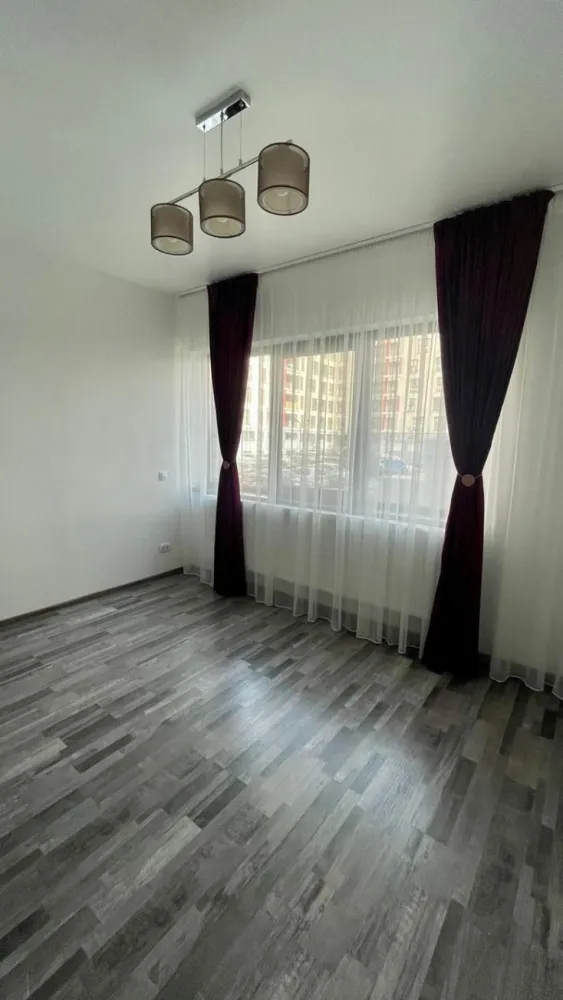 Proprietar Vand Apartament 3 Camere | Parcare Subterana| Exigent Plaza - NU COLABOREZ CU AGENTII !

Vand Apartament cu 3 camere, cu Parcare Subterana si Boxa pentru depozitat. 

Apartamentul este situat in complexul Exigent Plaza Residence faza 1, in imediata vecinatate a Mall-ului Plaza si a Parcului Liniei. 

Complexul este prevazut cu camere video, bariera de acces si firma de paza. 

Apartamentul este decomandat, amplasat pe SUD, situat la parter inalt, sub acesta existand demisol locuibil. Dispune de 2 dormitoare, living, 2 bai, bucatarie, hol prevazut cu dressing si balcon inchis cu geamuri glisante cu sticla securizata. 

Suprafata utila apartamentului este 69 mp + balcon de 4,5 mp. Suprafata parcarii subterane este de 12,7 mp, iar a boxei este de 4,5 mp. 

Incalzirea se face cu centrala termica pe gaz Viessmann si a radiatoarelor din otel. Tamplaria este Salamander tripan. Apartamentul este dotat cu AC. 

Se afla in apropierea statiei de Metrou Lujerului, tramvaiului rapid 41 precum si a altor autobuze si troleibuze. Printre principalele supermarket-uri regasim Carrefour si Lidl. In apropiere se afla scoli, gradinite, piete agroalimentare. 

Apartamentul se vinde mobilat si utilat.