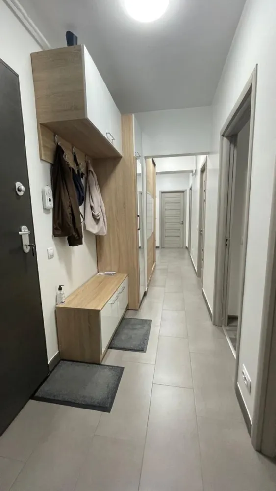 Proprietar Vand Apartament 3 Camere | Parcare Subterana| Exigent Plaza - NU COLABOREZ CU AGENTII !

Vand Apartament cu 3 camere, cu Parcare Subterana si Boxa pentru depozitat. 

Apartamentul este situat in complexul Exigent Plaza Residence faza 1, in imediata vecinatate a Mall-ului Plaza si a Parcului Liniei. 

Complexul este prevazut cu camere video, bariera de acces si firma de paza. 

Apartamentul este decomandat, amplasat pe SUD, situat la parter inalt, sub acesta existand demisol locuibil. Dispune de 2 dormitoare, living, 2 bai, bucatarie, hol prevazut cu dressing si balcon inchis cu geamuri glisante cu sticla securizata. 

Suprafata utila apartamentului este 69 mp + balcon de 4,5 mp. Suprafata parcarii subterane este de 12,7 mp, iar a boxei este de 4,5 mp. 

Incalzirea se face cu centrala termica pe gaz Viessmann si a radiatoarelor din otel. Tamplaria este Salamander tripan. Apartamentul este dotat cu AC. 

Se afla in apropierea statiei de Metrou Lujerului, tramvaiului rapid 41 precum si a altor autobuze si troleibuze. Printre principalele supermarket-uri regasim Carrefour si Lidl. In apropiere se afla scoli, gradinite, piete agroalimentare. 

Apartamentul se vinde mobilat si utilat.