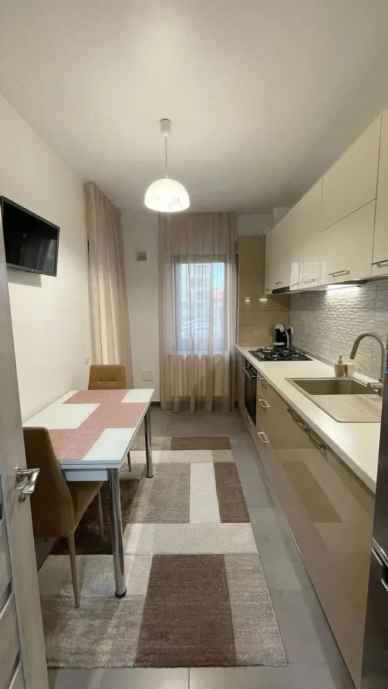 Proprietar Vand Apartament 3 Camere | Parcare Subterana| Exigent Plaza - NU COLABOREZ CU AGENTII !

Vand Apartament cu 3 camere, cu Parcare Subterana si Boxa pentru depozitat. 

Apartamentul este situat in complexul Exigent Plaza Residence faza 1, in imediata vecinatate a Mall-ului Plaza si a Parcului Liniei. 

Complexul este prevazut cu camere video, bariera de acces si firma de paza. 

Apartamentul este decomandat, amplasat pe SUD, situat la parter inalt, sub acesta existand demisol locuibil. Dispune de 2 dormitoare, living, 2 bai, bucatarie, hol prevazut cu dressing si balcon inchis cu geamuri glisante cu sticla securizata. 

Suprafata utila apartamentului este 69 mp + balcon de 4,5 mp. Suprafata parcarii subterane este de 12,7 mp, iar a boxei este de 4,5 mp. 

Incalzirea se face cu centrala termica pe gaz Viessmann si a radiatoarelor din otel. Tamplaria este Salamander tripan. Apartamentul este dotat cu AC. 

Se afla in apropierea statiei de Metrou Lujerului, tramvaiului rapid 41 precum si a altor autobuze si troleibuze. Printre principalele supermarket-uri regasim Carrefour si Lidl. In apropiere se afla scoli, gradinite, piete agroalimentare. 

Apartamentul se vinde mobilat si utilat.