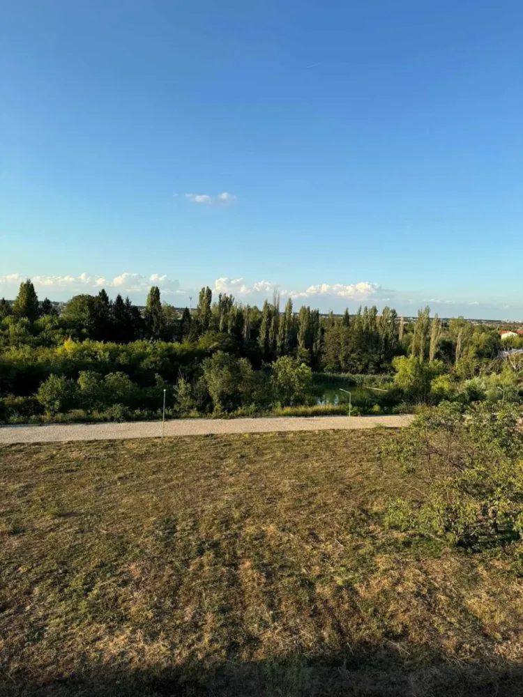 Penthouse 3 camere vedere lac /Bloc Boutique/ Promenada/Onix Residence - Apartament PENTHOUSE cu 3 camere, vedere la lac, sector 1
Apartamentul este in Onix Residence, un complex rezidential cu paza, securtitate, camere video. Blocul este unul de tip BOUTIQUE, cu regim de intaltime de P+4, avand 2 apartamente pe etaj.
Apartamentul are 2 terase, fiecare de 16 mp, prima cu vedere la curtea interioara, a doua cu vedere la lac.
70,1 mp utili + 33.8 mp terase.
Bucataria este open space, dar poate fi inchisa.
Apartamentul are centrala proprie de apartament, incalzire in pardoseala si 2 AC montate.
Se preda la cheie, fara mobila, cu toate finisajele incluse. 
Pretul este +TVA.

Parcare se poate achizitiona separat.

Locația excelentă în Nordul Capitalei oferă acces facil către orice punct de interes din București. În imediata apropiere sunt localizate stațiile de metrou Pipera și Aurel Vlaicu, precum și multiple variante de STB.

În apropierea complexului puteți găsi tot ce aveți nevoie în domeniul medical (Regina Maria, Policlinica Pipera, clinică veterinară), săli de fitness (World Class, 18 Gym, Fit9 by Alma), centre comerciale (Lidl, Penny Market, Pipera Plaza, Anima, Promenada Mall, Mega Image, Kaufland etc.), restaurante și cafenele, școli și licee.

Comision 0%, direct proprietar.