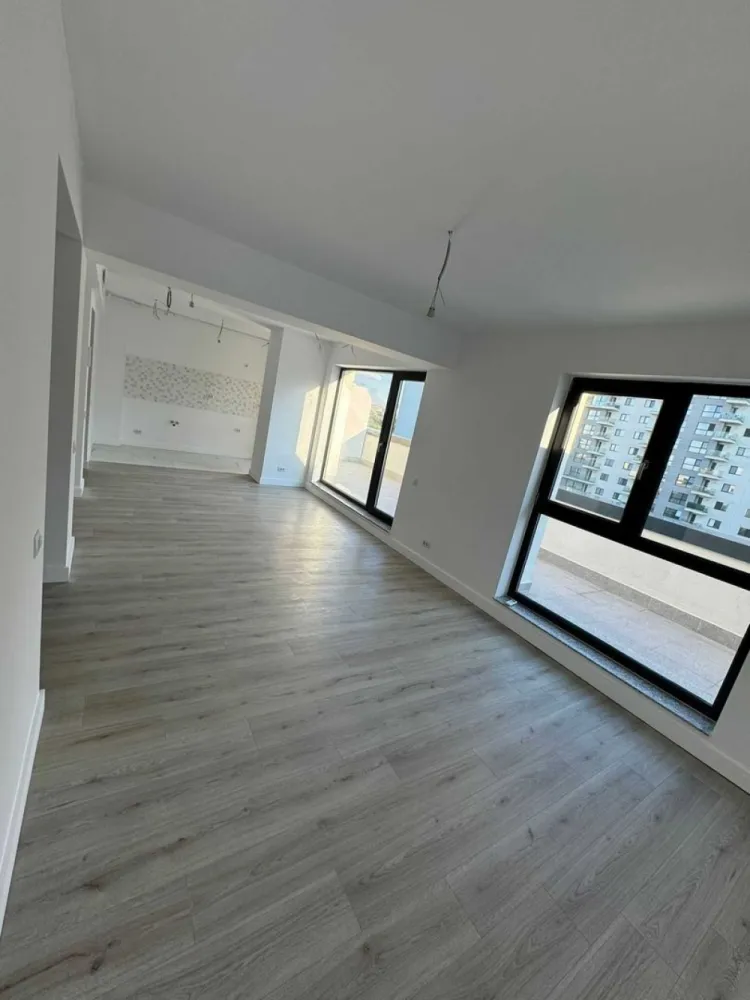 Penthouse 3 camere vedere lac /Bloc Boutique/ Promenada/Onix Residence - Apartament PENTHOUSE cu 3 camere, vedere la lac, sector 1
Apartamentul este in Onix Residence, un complex rezidential cu paza, securtitate, camere video. Blocul este unul de tip BOUTIQUE, cu regim de intaltime de P+4, avand 2 apartamente pe etaj.
Apartamentul are 2 terase, fiecare de 16 mp, prima cu vedere la curtea interioara, a doua cu vedere la lac.
70,1 mp utili + 33.8 mp terase.
Bucataria este open space, dar poate fi inchisa.
Apartamentul are centrala proprie de apartament, incalzire in pardoseala si 2 AC montate.
Se preda la cheie, fara mobila, cu toate finisajele incluse. 
Pretul este +TVA.

Parcare se poate achizitiona separat.

Locația excelentă în Nordul Capitalei oferă acces facil către orice punct de interes din București. În imediata apropiere sunt localizate stațiile de metrou Pipera și Aurel Vlaicu, precum și multiple variante de STB.

În apropierea complexului puteți găsi tot ce aveți nevoie în domeniul medical (Regina Maria, Policlinica Pipera, clinică veterinară), săli de fitness (World Class, 18 Gym, Fit9 by Alma), centre comerciale (Lidl, Penny Market, Pipera Plaza, Anima, Promenada Mall, Mega Image, Kaufland etc.), restaurante și cafenele, școli și licee.

Comision 0%, direct proprietar.
