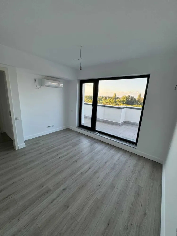Penthouse 3 camere vedere lac /Bloc Boutique/ Promenada/Onix Residence - Apartament PENTHOUSE cu 3 camere, vedere la lac, sector 1
Apartamentul este in Onix Residence, un complex rezidential cu paza, securtitate, camere video. Blocul este unul de tip BOUTIQUE, cu regim de intaltime de P+4, avand 2 apartamente pe etaj.
Apartamentul are 2 terase, fiecare de 16 mp, prima cu vedere la curtea interioara, a doua cu vedere la lac.
70,1 mp utili + 33.8 mp terase.
Bucataria este open space, dar poate fi inchisa.
Apartamentul are centrala proprie de apartament, incalzire in pardoseala si 2 AC montate.
Se preda la cheie, fara mobila, cu toate finisajele incluse. 
Pretul este +TVA.

Parcare se poate achizitiona separat.

Locația excelentă în Nordul Capitalei oferă acces facil către orice punct de interes din București. În imediata apropiere sunt localizate stațiile de metrou Pipera și Aurel Vlaicu, precum și multiple variante de STB.

În apropierea complexului puteți găsi tot ce aveți nevoie în domeniul medical (Regina Maria, Policlinica Pipera, clinică veterinară), săli de fitness (World Class, 18 Gym, Fit9 by Alma), centre comerciale (Lidl, Penny Market, Pipera Plaza, Anima, Promenada Mall, Mega Image, Kaufland etc.), restaurante și cafenele, școli și licee.

Comision 0%, direct proprietar.