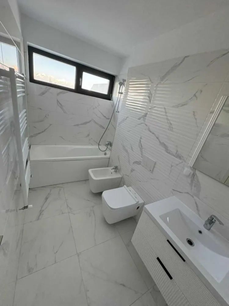 Penthouse 3 camere vedere lac /Bloc Boutique/ Promenada/Onix Residence - Apartament PENTHOUSE cu 3 camere, vedere la lac, sector 1
Apartamentul este in Onix Residence, un complex rezidential cu paza, securtitate, camere video. Blocul este unul de tip BOUTIQUE, cu regim de intaltime de P+4, avand 2 apartamente pe etaj.
Apartamentul are 2 terase, fiecare de 16 mp, prima cu vedere la curtea interioara, a doua cu vedere la lac.
70,1 mp utili + 33.8 mp terase.
Bucataria este open space, dar poate fi inchisa.
Apartamentul are centrala proprie de apartament, incalzire in pardoseala si 2 AC montate.
Se preda la cheie, fara mobila, cu toate finisajele incluse. 
Pretul este +TVA.

Parcare se poate achizitiona separat.

Locația excelentă în Nordul Capitalei oferă acces facil către orice punct de interes din București. În imediata apropiere sunt localizate stațiile de metrou Pipera și Aurel Vlaicu, precum și multiple variante de STB.

În apropierea complexului puteți găsi tot ce aveți nevoie în domeniul medical (Regina Maria, Policlinica Pipera, clinică veterinară), săli de fitness (World Class, 18 Gym, Fit9 by Alma), centre comerciale (Lidl, Penny Market, Pipera Plaza, Anima, Promenada Mall, Mega Image, Kaufland etc.), restaurante și cafenele, școli și licee.

Comision 0%, direct proprietar.