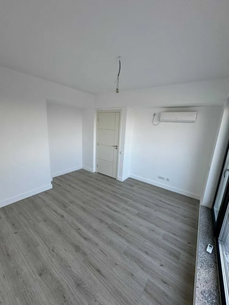 Penthouse 3 camere vedere lac /Bloc Boutique/ Promenada/Onix Residence - Apartament PENTHOUSE cu 3 camere, vedere la lac, sector 1
Apartamentul este in Onix Residence, un complex rezidential cu paza, securtitate, camere video. Blocul este unul de tip BOUTIQUE, cu regim de intaltime de P+4, avand 2 apartamente pe etaj.
Apartamentul are 2 terase, fiecare de 16 mp, prima cu vedere la curtea interioara, a doua cu vedere la lac.
70,1 mp utili + 33.8 mp terase.
Bucataria este open space, dar poate fi inchisa.
Apartamentul are centrala proprie de apartament, incalzire in pardoseala si 2 AC montate.
Se preda la cheie, fara mobila, cu toate finisajele incluse. 
Pretul este +TVA.

Parcare se poate achizitiona separat.

Locația excelentă în Nordul Capitalei oferă acces facil către orice punct de interes din București. În imediata apropiere sunt localizate stațiile de metrou Pipera și Aurel Vlaicu, precum și multiple variante de STB.

În apropierea complexului puteți găsi tot ce aveți nevoie în domeniul medical (Regina Maria, Policlinica Pipera, clinică veterinară), săli de fitness (World Class, 18 Gym, Fit9 by Alma), centre comerciale (Lidl, Penny Market, Pipera Plaza, Anima, Promenada Mall, Mega Image, Kaufland etc.), restaurante și cafenele, școli și licee.

Comision 0%, direct proprietar.