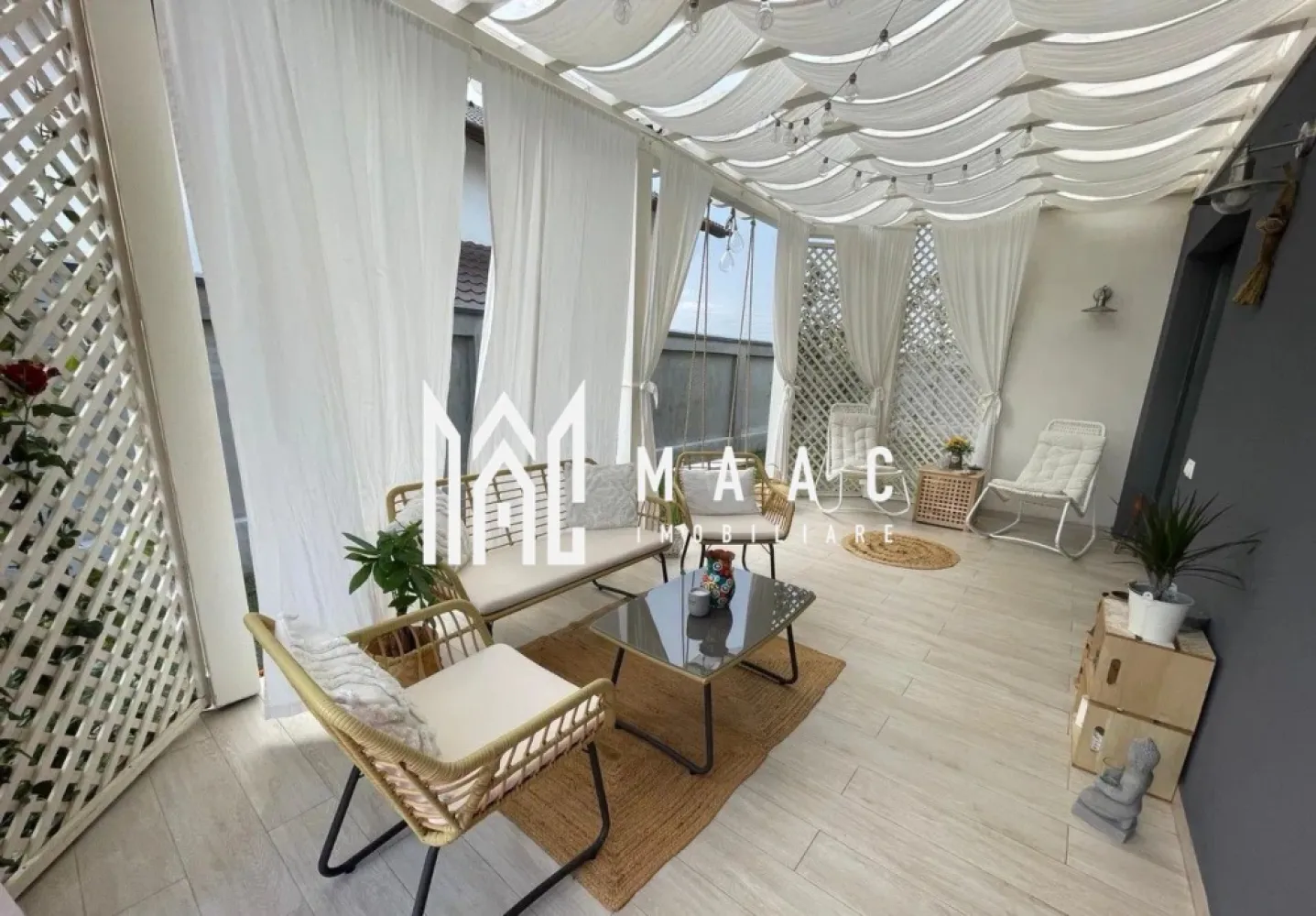 Casa individuala | 216 mp utili | Teren 500 mp | Veterani - MAAC Imobiliare vă propune spre vânzare o casă individuală finalizată în perioada 2017–2018, amplasată într-un cartier aerisit de case, ce oferă liniște, intimitate și acces facil către autostradă și zona comercială.

Proprietatea are o suprafață utilă de 216 mp și este edificată pe un teren de 500 mp, beneficiind de curte individuală, terasă generoasă și garaj închis. Construcția este solidă, realizată cu design modern și materiale de înaltă calitate.

Compartimentarea este practică și bine organizată:

parter:
-living spațios cu șemineu și distribuție de căldură către etaj
-bucătărie separată
-cămară
-cameră suplimentară (birou sau dormitor)
-baie complet echipată (cabină de duș, wc, bideu)
-hol larg și luminos
-spațiu tehnic
-debara

etaj:
-2 dormitoare
-dressing (poate fi transformat în dormitor)
-2 băi (una matrimonială cu cadă și cabină de duș, una secundară)
-budoar
-hol spațios și luminos

Dotări și finisaje:
-încălzire în pardoseală pe toată suprafața
-izolație cu vată bazaltică
-tâmplărie PVC premium
-parchet Egger 12 mm
-plăci mari și gresie premium în băi
-baterii și obiecte sanitare de calitate superioară
-finisaje moderne atent selectate

Avantajele acestei case individuale includ poziționarea excelentă, cu acces rapid la autostradă și centre comerciale, spațiile generoase și bine compartimentate, intimitatea oferită de curtea proprie și nivelul ridicat al construcției și finisajelor.

Proprietatea este potrivită pentru o familie care își dorește un cămin modern, spațios și durabil, într-o zonă rezidențială bine conectată.

Pentru mai multe detalii, vă rugăm să menționați numărul CP2706525 la telefon.