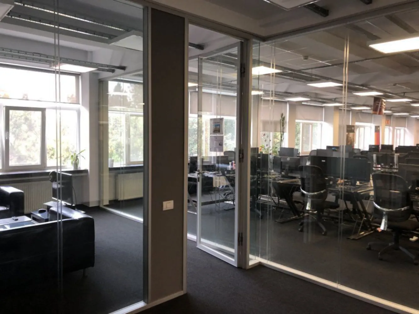 Cladire de birouri la 50 de metri de metrou, langa hala Laminor! - Imobil Birouri situat in Blvd. Basarabia, Nr. 256, 
Situat langa hala Laminor, centru expozitional si de evenimente!
S Inchiriabila = 3000 mp
 
Fiecare etaj este impartit in 4 sali multifunctionale (meeting/training), camera server, bucatarie- restul open space.
Pardoseli - podea dubla- cablare, tavane fonic-absorbante, tamplarie PVC
Toate utilitatile: energie electrica, apa, canalizare, gaze, centrala termica proprie, instalatii A/C, generator propriu pentru intreaga cladire
Locuri de parcare disponibile.
Acces facil: Statie metrou (la 50 m), linii tramvai, autobuz
Ideal Call Center sau Companii IT, back office pentru banci, proiectare