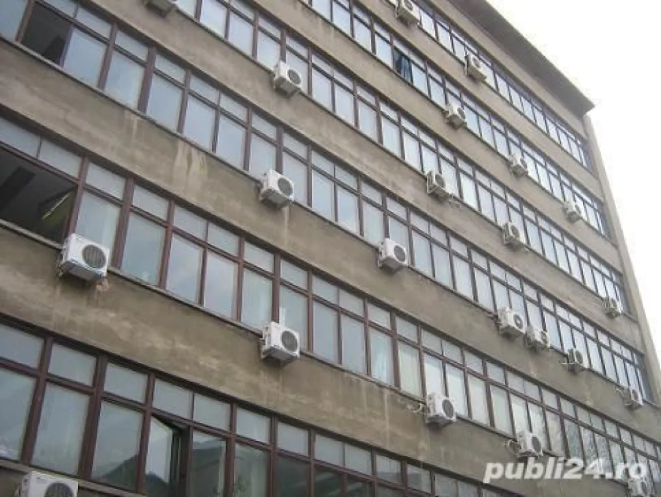Spatiu birori ultracentral str. Negustori - Cladirea de birouri este formata din doua corpuri si constructii anexe (depozite, garaje, cabina poarta):
- corpul 1, cu regim de inaltime S+P+6E+1E tehnic, cu suprafata utila de 2.702,65 mp, construit in anul 1963; 
- corpul 2, cu regim de inaltime S+P+2E, cu suprafata utila de 955,74 mp, construit in anul 1940 (modernizata si intretinuta succesiv).

Cladirea de birouri se afla amplasata in zona centrala a Bucurestiului, aproape de Piata Rosetti (la aproximativ 500 m).