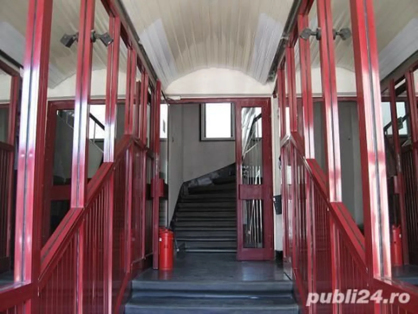 Spatiu birori ultracentral str. Negustori - Cladirea de birouri este formata din doua corpuri si constructii anexe (depozite, garaje, cabina poarta):
- corpul 1, cu regim de inaltime S+P+6E+1E tehnic, cu suprafata utila de 2.702,65 mp, construit in anul 1963; 
- corpul 2, cu regim de inaltime S+P+2E, cu suprafata utila de 955,74 mp, construit in anul 1940 (modernizata si intretinuta succesiv).

Cladirea de birouri se afla amplasata in zona centrala a Bucurestiului, aproape de Piata Rosetti (la aproximativ 500 m).