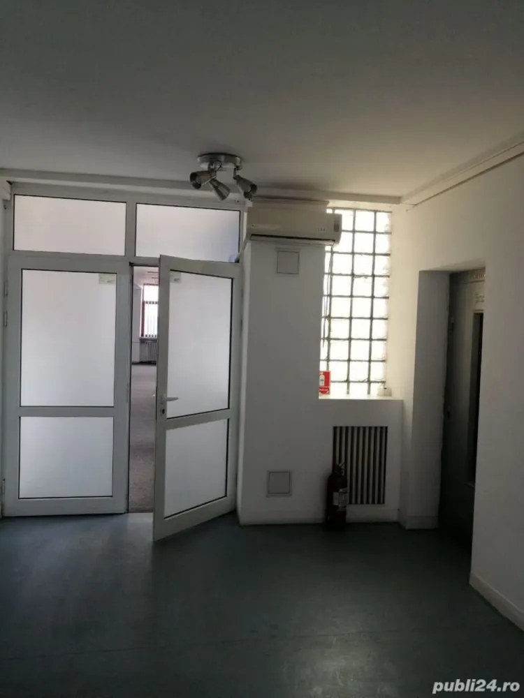 Spatiu birori ultracentral str. Negustori - Cladirea de birouri este formata din doua corpuri si constructii anexe (depozite, garaje, cabina poarta):
- corpul 1, cu regim de inaltime S+P+6E+1E tehnic, cu suprafata utila de 2.702,65 mp, construit in anul 1963; 
- corpul 2, cu regim de inaltime S+P+2E, cu suprafata utila de 955,74 mp, construit in anul 1940 (modernizata si intretinuta succesiv).

Cladirea de birouri se afla amplasata in zona centrala a Bucurestiului, aproape de Piata Rosetti (la aproximativ 500 m).