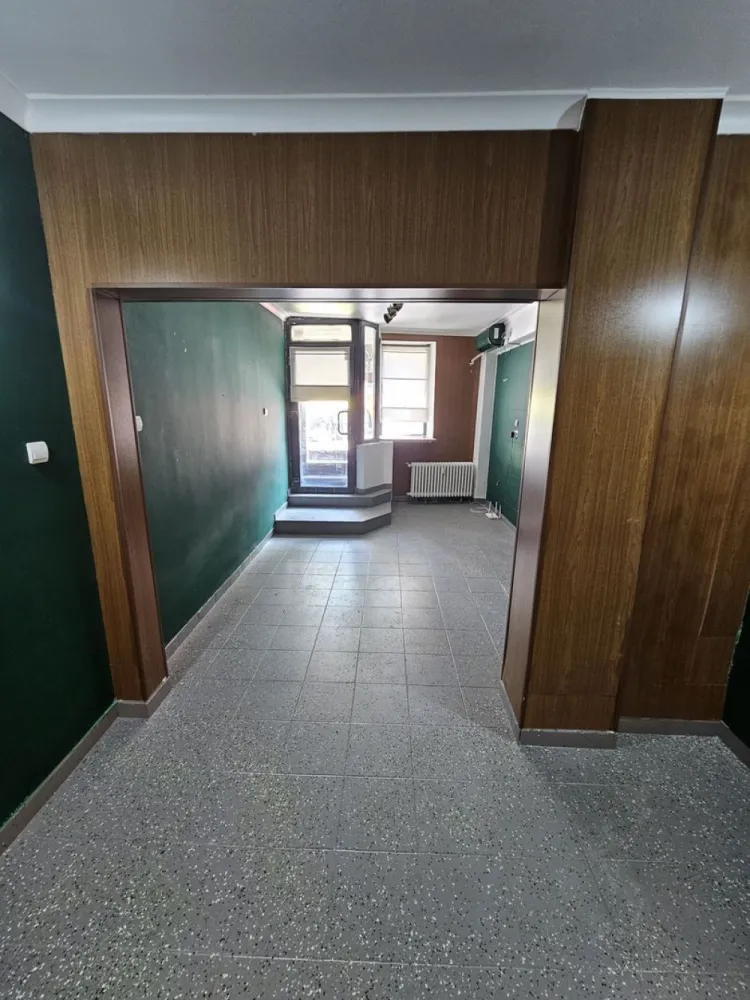 Spatiu Ultracentral Piata Calea Victoriei Moxa Romana - Una din cele mai bune zone din Bucuresti, locatie excelenta, ultracentral - Sfintii Voievozi nr. 29 , in apropiere de o multime de facultati precum ASE, Arhitectura etc. Acces direct din strada, 2 cai de acces separate, doua bai.RS2
