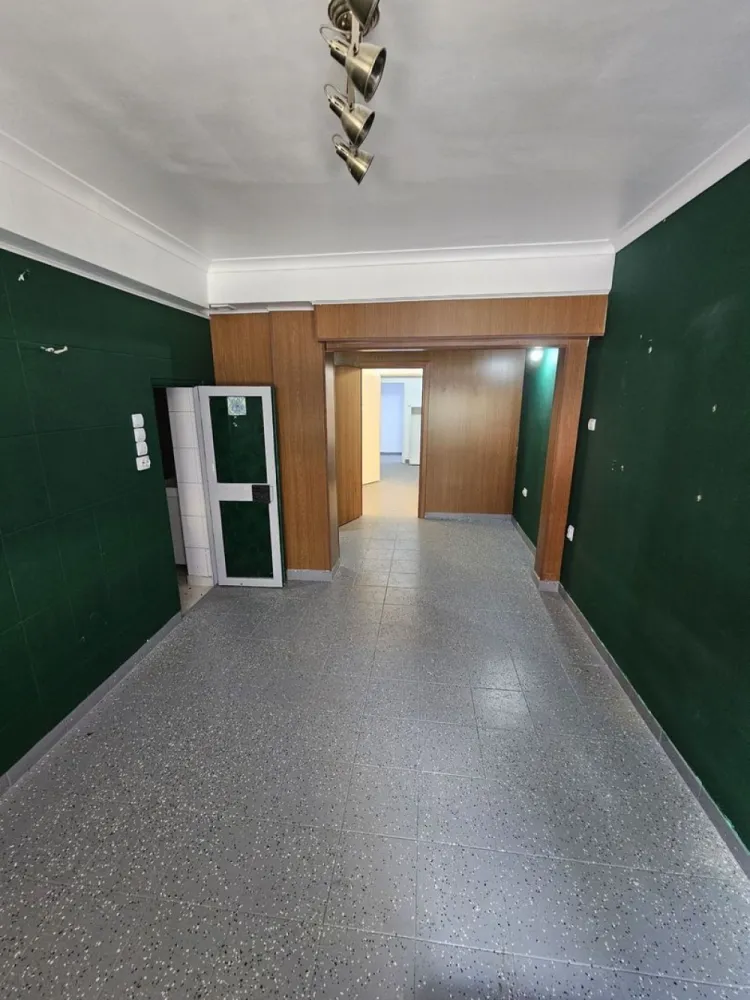 Spatiu Ultracentral Piata Calea Victoriei Moxa Romana - Una din cele mai bune zone din Bucuresti, locatie excelenta, ultracentral - Sfintii Voievozi nr. 29 , in apropiere de o multime de facultati precum ASE, Arhitectura etc. Acces direct din strada, 2 cai de acces separate, doua bai.RS2